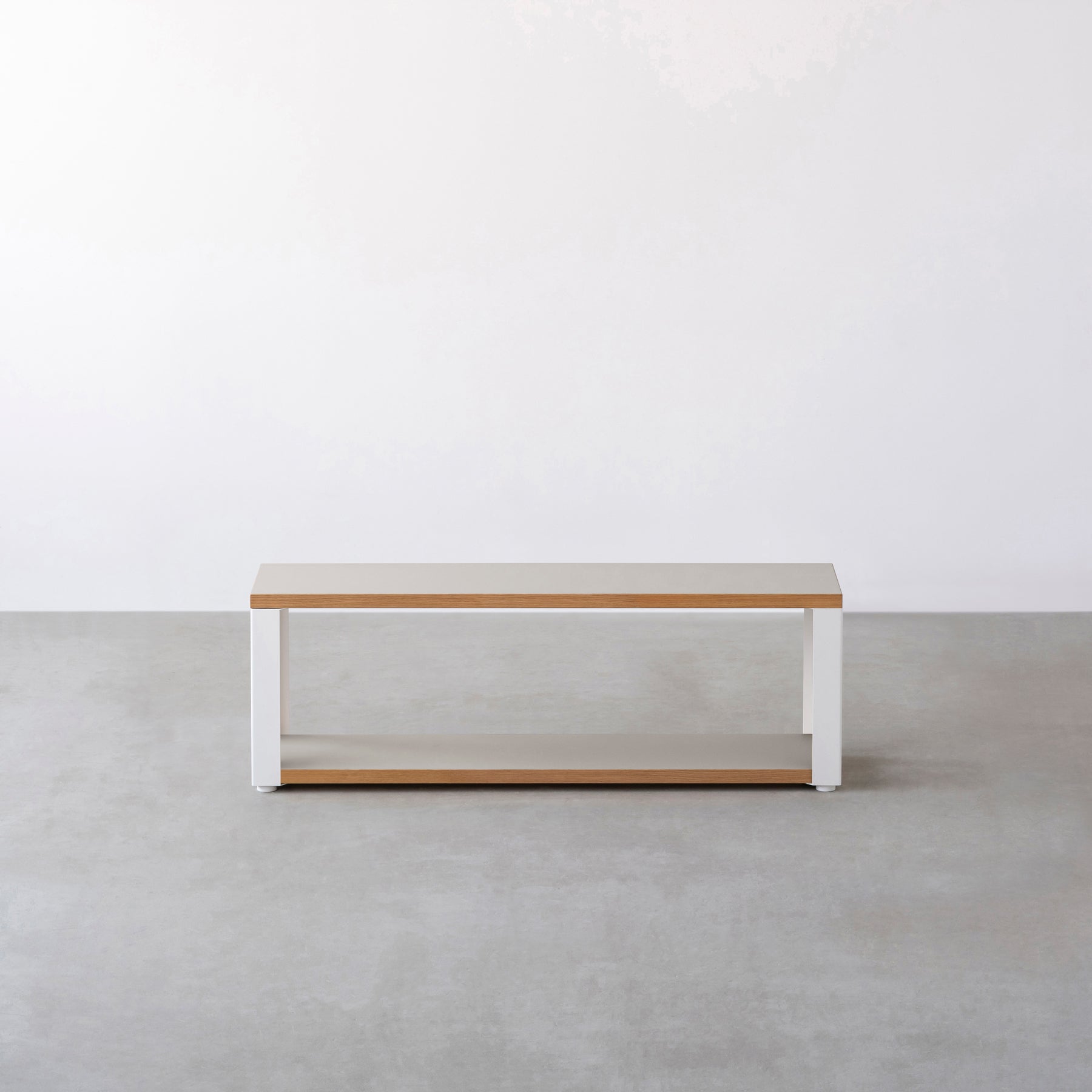 Kanademonoのリノリウム素材の棚板にホワイトのアイアンフレームを組み合わせた２段ストレージシェルフ /Pebble（正面）