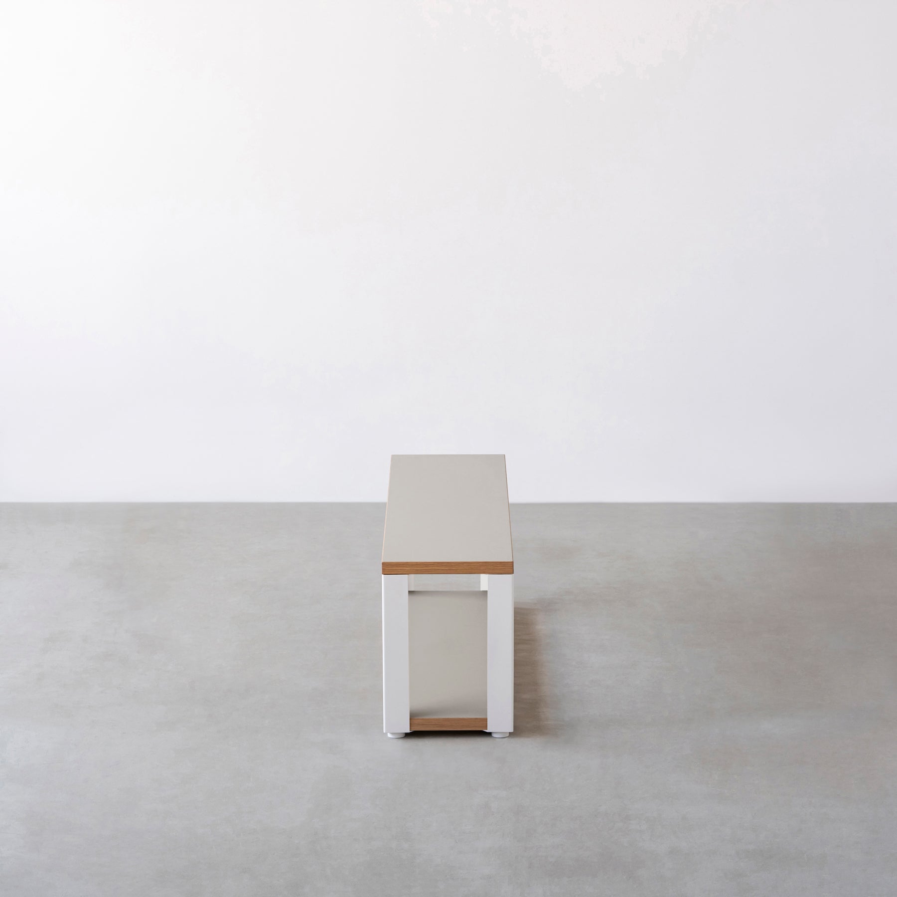 Kanademonoのリノリウム素材の棚板にホワイトのアイアンフレームを組み合わせた２段ストレージシェルフ /Pebble（側面）