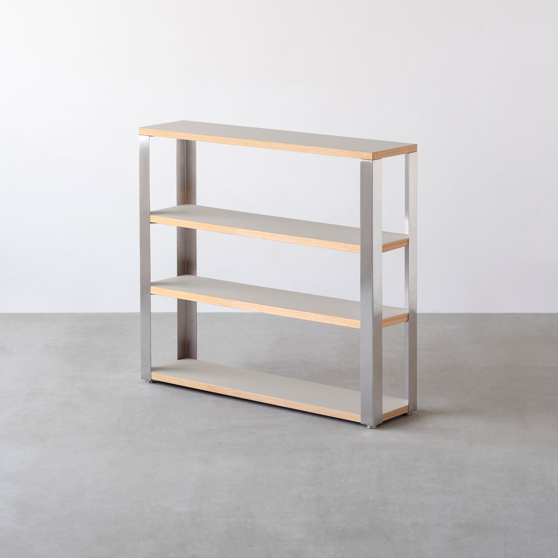 Kanademonoのリノリウム素材の棚板にステンレスフレームを組み合わせた４段ストレージシェルフ /Pebble