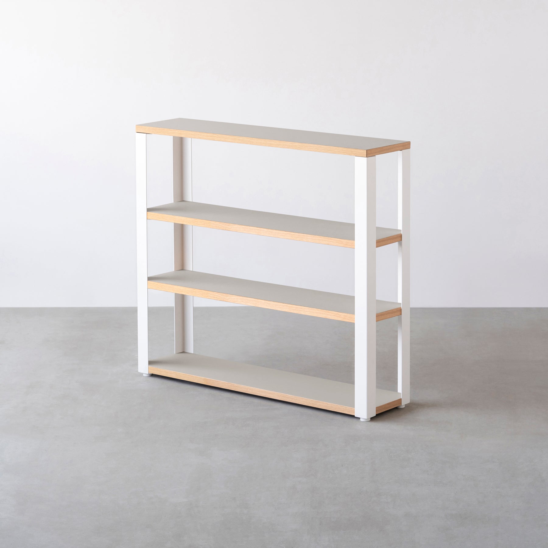 Kanademonoのリノリウム素材の棚板にホワイトアイアンフレームを組み合わせた4段ストレージシェルフS/Pebble