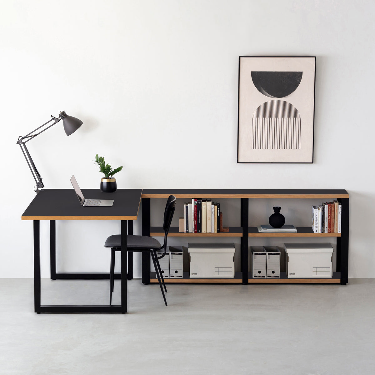 KanademonoのリノリウムCharcoal棚板とマットブラック鉄脚のストレージシェルフ幅121~160cm（使用例）