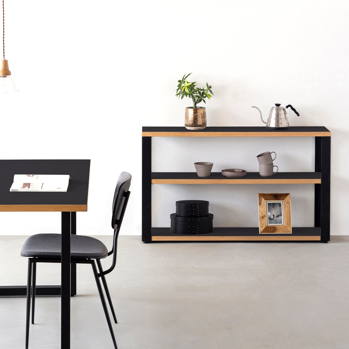 KanademonoのリノリウムCharcoal棚板とマットブラック鉄脚のストレージシェルフ幅60~120cm（使用例）