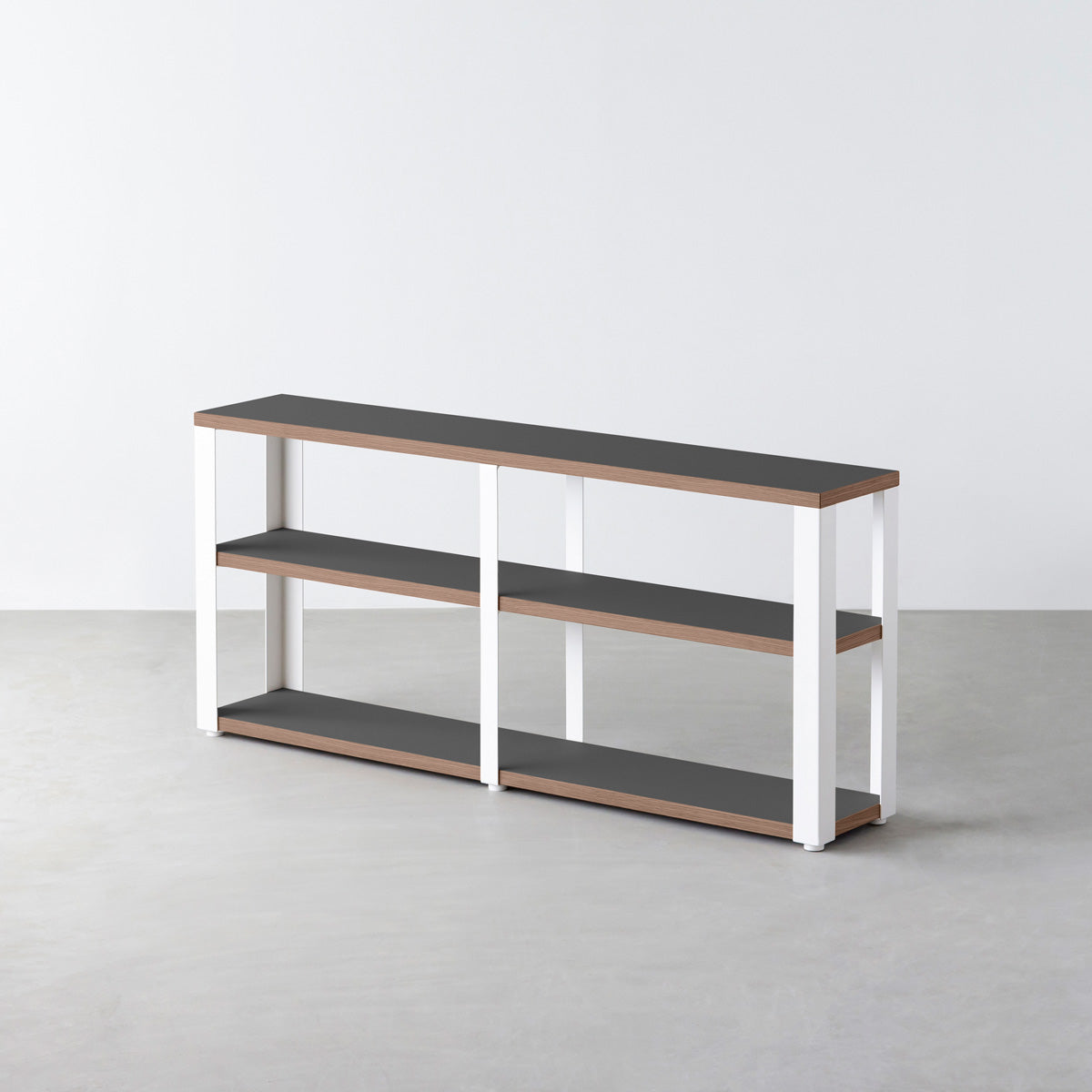 KanademonoのリノリウムCharcoal棚板とマットホワイト鉄脚のストレージシェルフ幅121~160cm（ウォルナット）