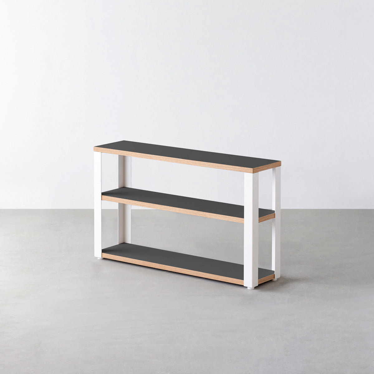 KanademonoのリノリウムCharcoal棚板とマットホワイト鉄脚のストレージシェルフ幅60~120cm（オーク）