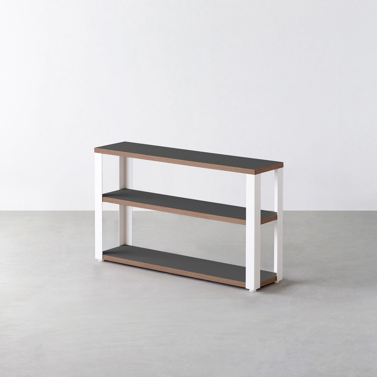 KanademonoのリノリウムCharcoal棚板とマットホワイト鉄脚のストレージシェルフ幅60~120cm（ウォルナット）