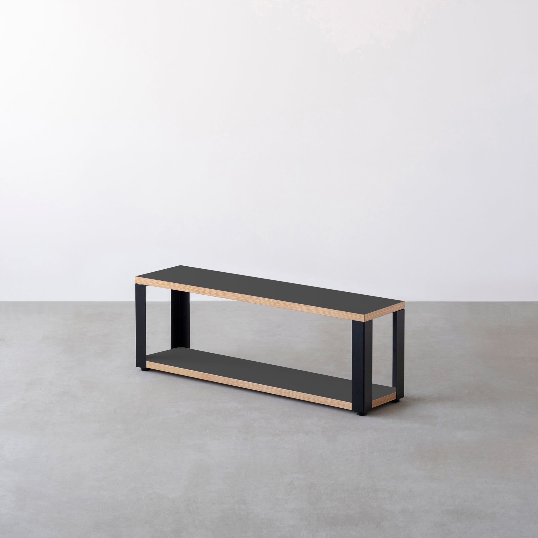 Kanademonoのリノリウム素材の棚板にブラックアイアンフレームを組み合わせた２段ストレージシェルフ /Charcoal