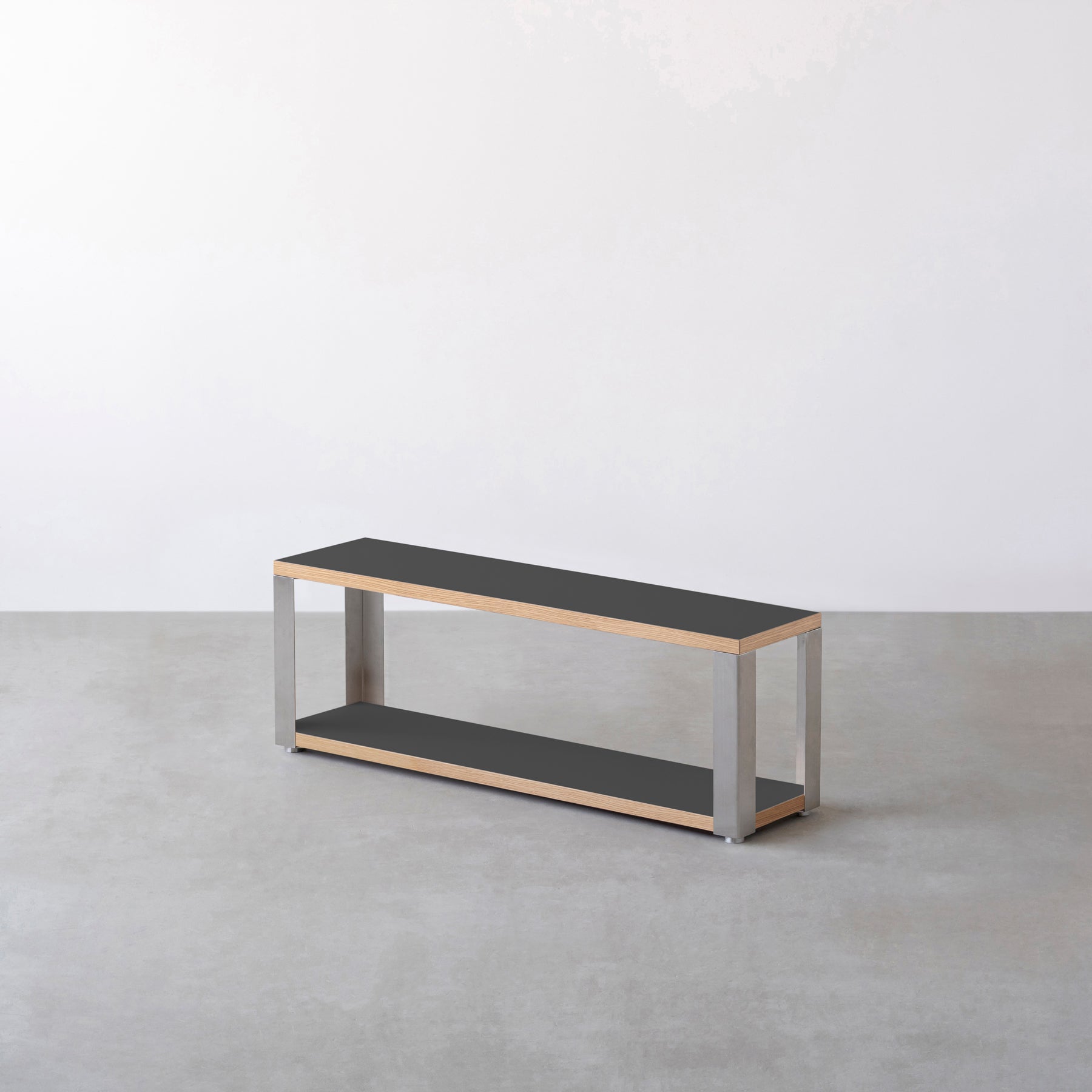 Kanademonoのリノリウム素材の棚板にステンレスフレームを組み合わせた２段ストレージシェルフ /Charcoal