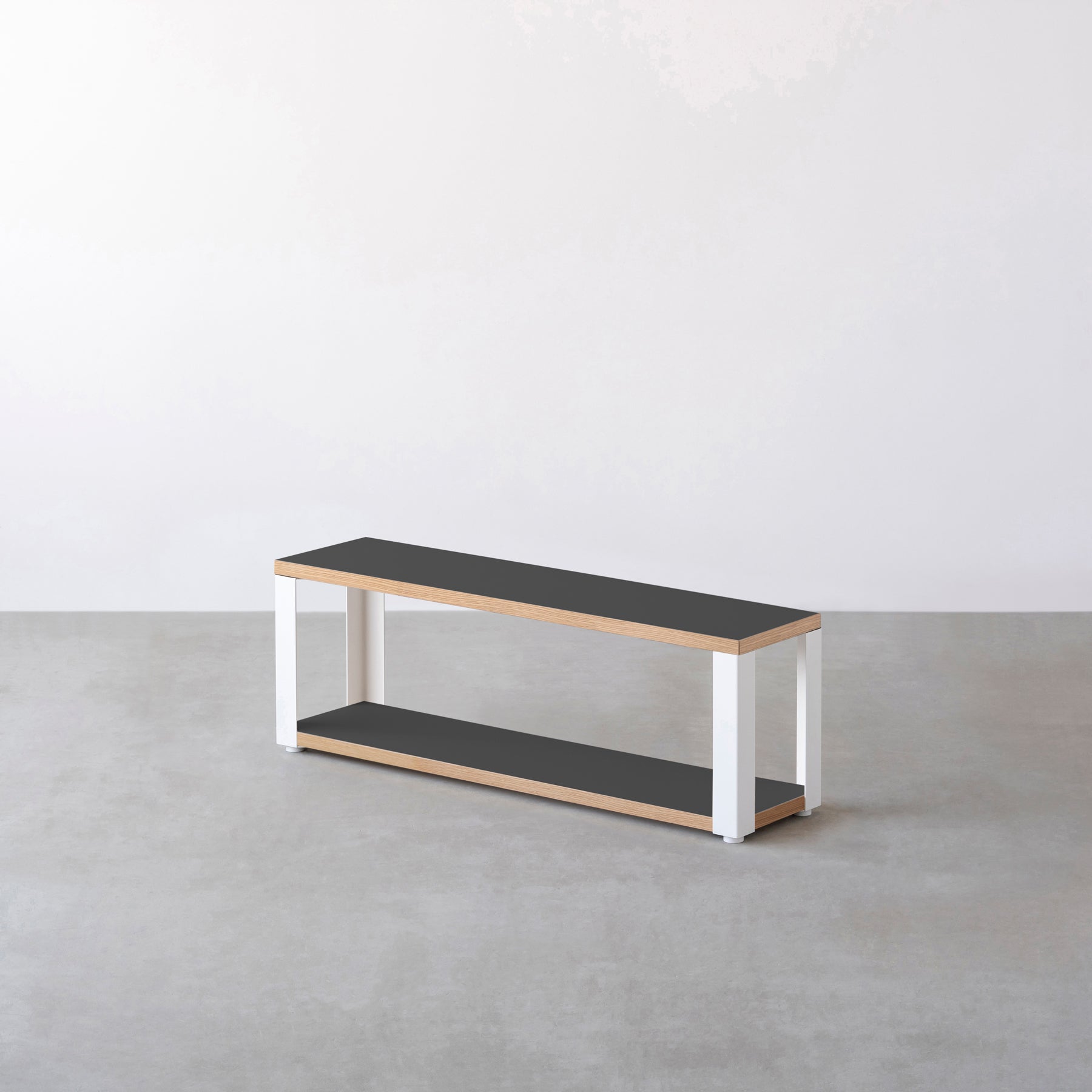 Kanademonoのリノリウム素材の棚板にホワイトのアイアンフレームを組み合わせた２段ストレージシェルフ /Charcoal