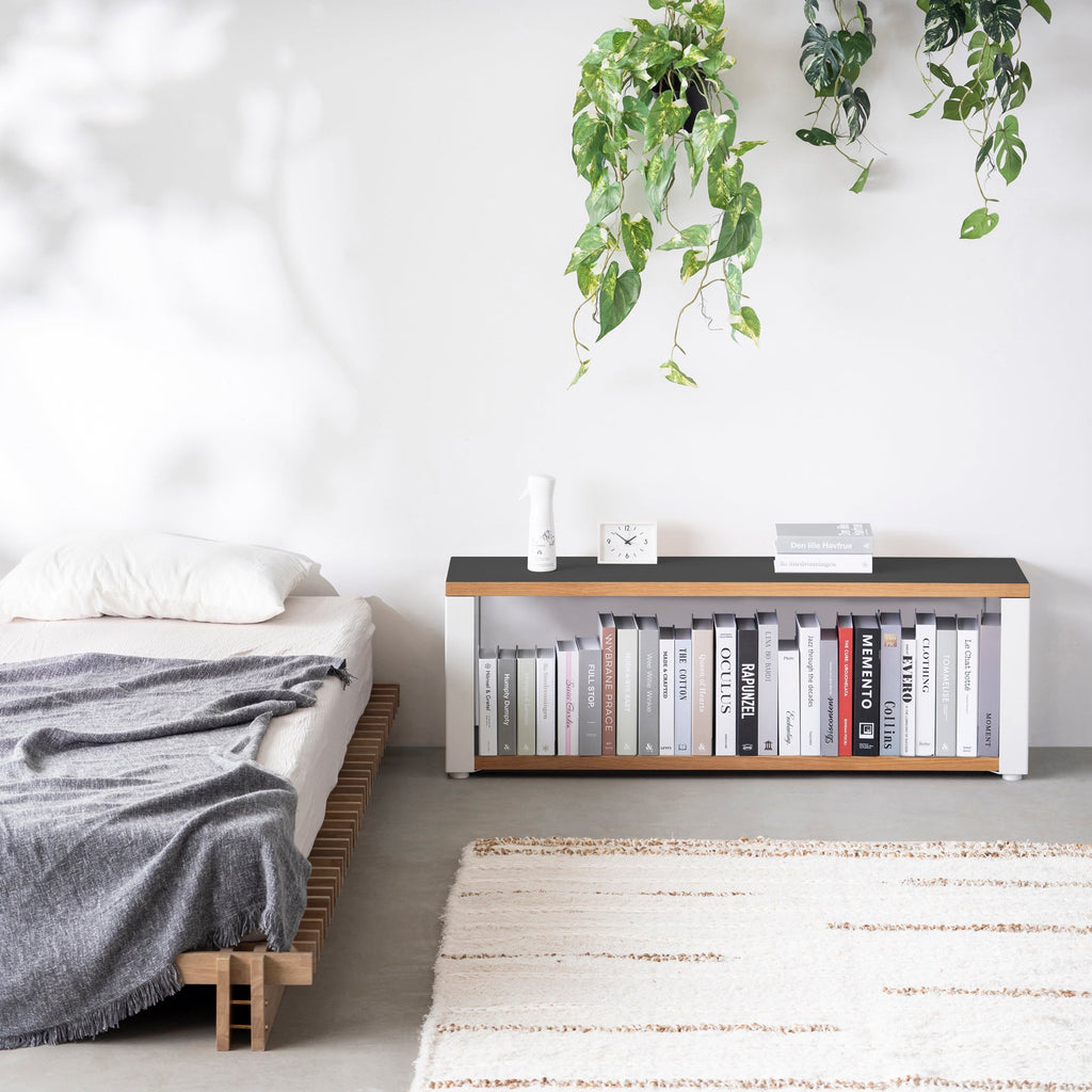 Kanademonoのリノリウム素材の棚板にホワイトのアイアンフレームを組み合わせた２段ストレージシェルフ /Charcoal（使用例）