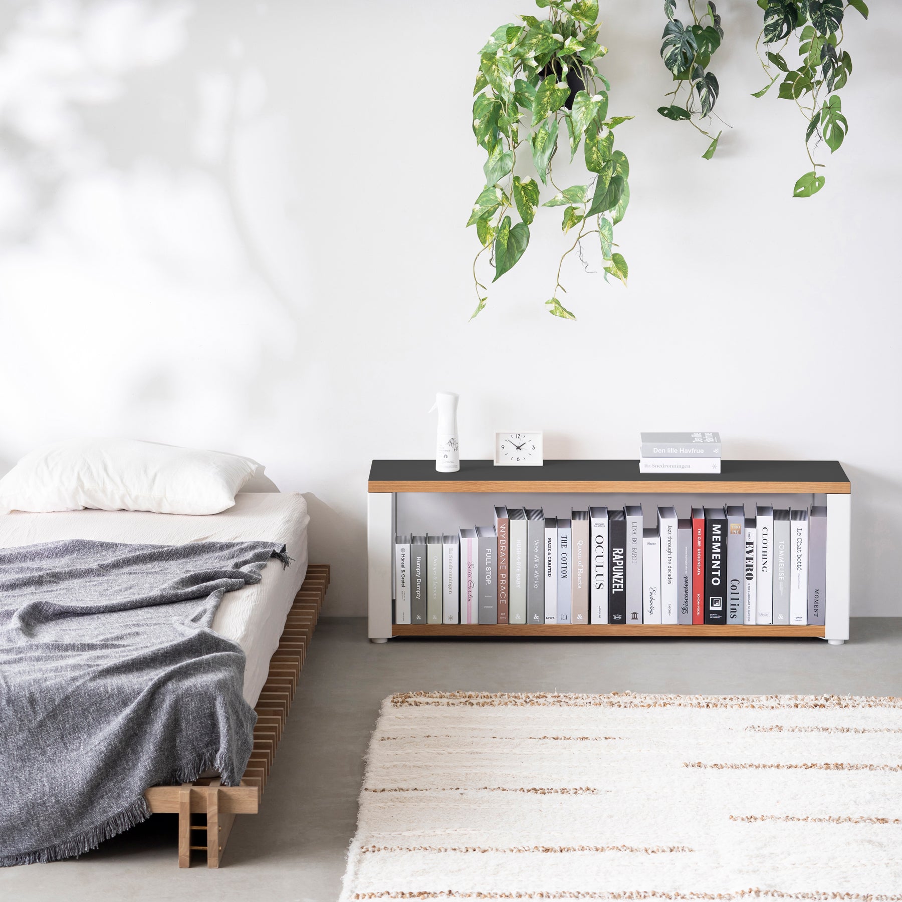 Kanademonoのリノリウム素材の棚板にホワイトのアイアンフレームを組み合わせた２段ストレージシェルフ /Charcoal（使用例）