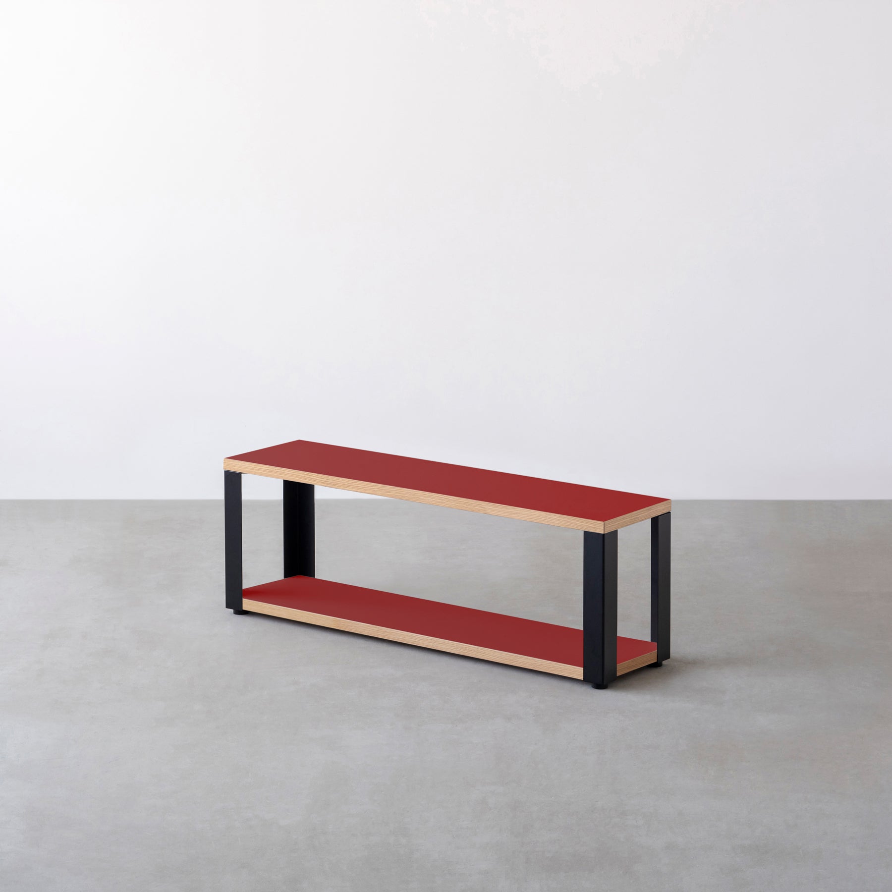 Kanademonoのリノリウム素材の棚板にブラックアイアンフレームを組み合わせた２段ストレージシェルフ /Salsa