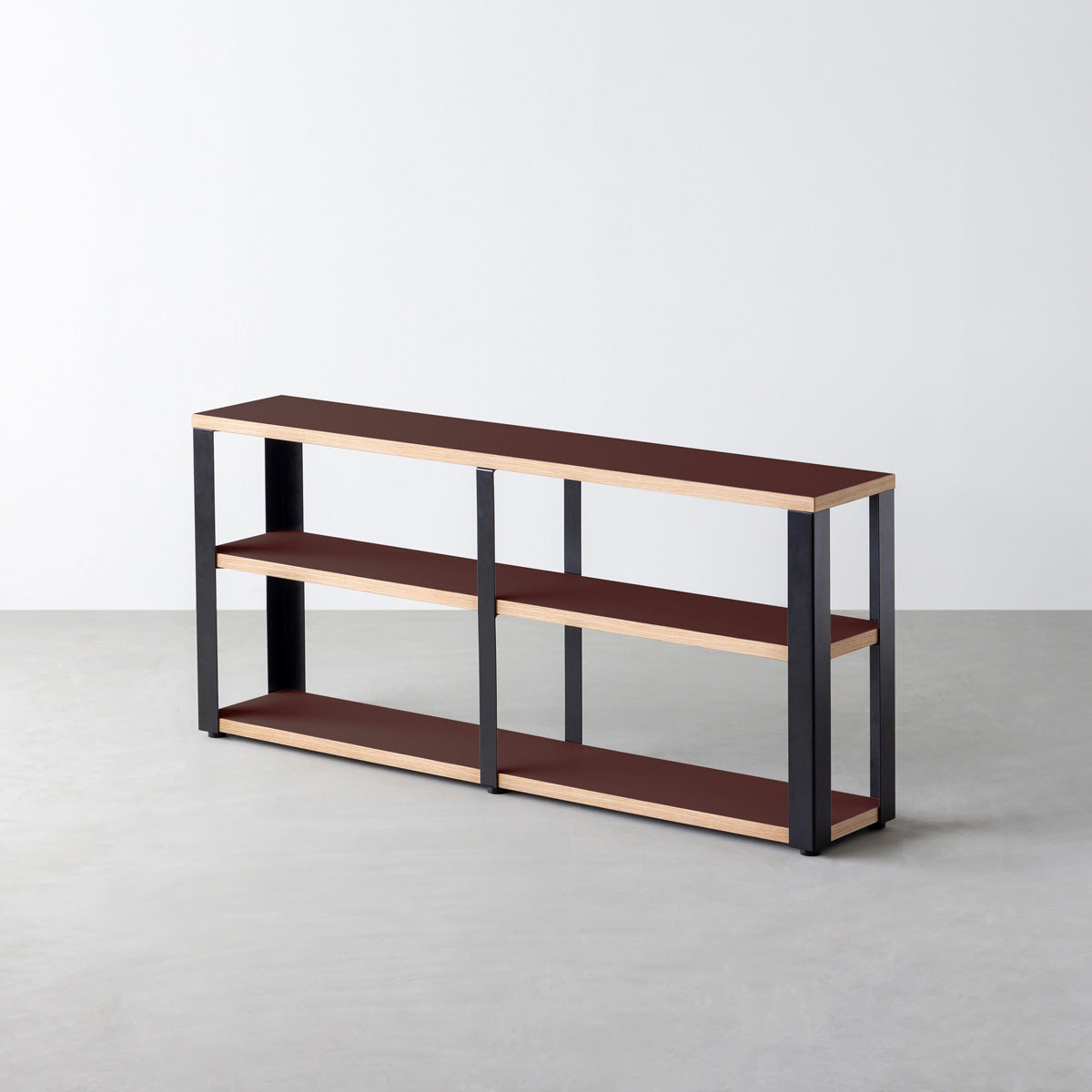 KanademonoのリノリウムBurgundy棚板とマットブラック鉄脚のストレージシェルフ幅121~160cm（オーク）