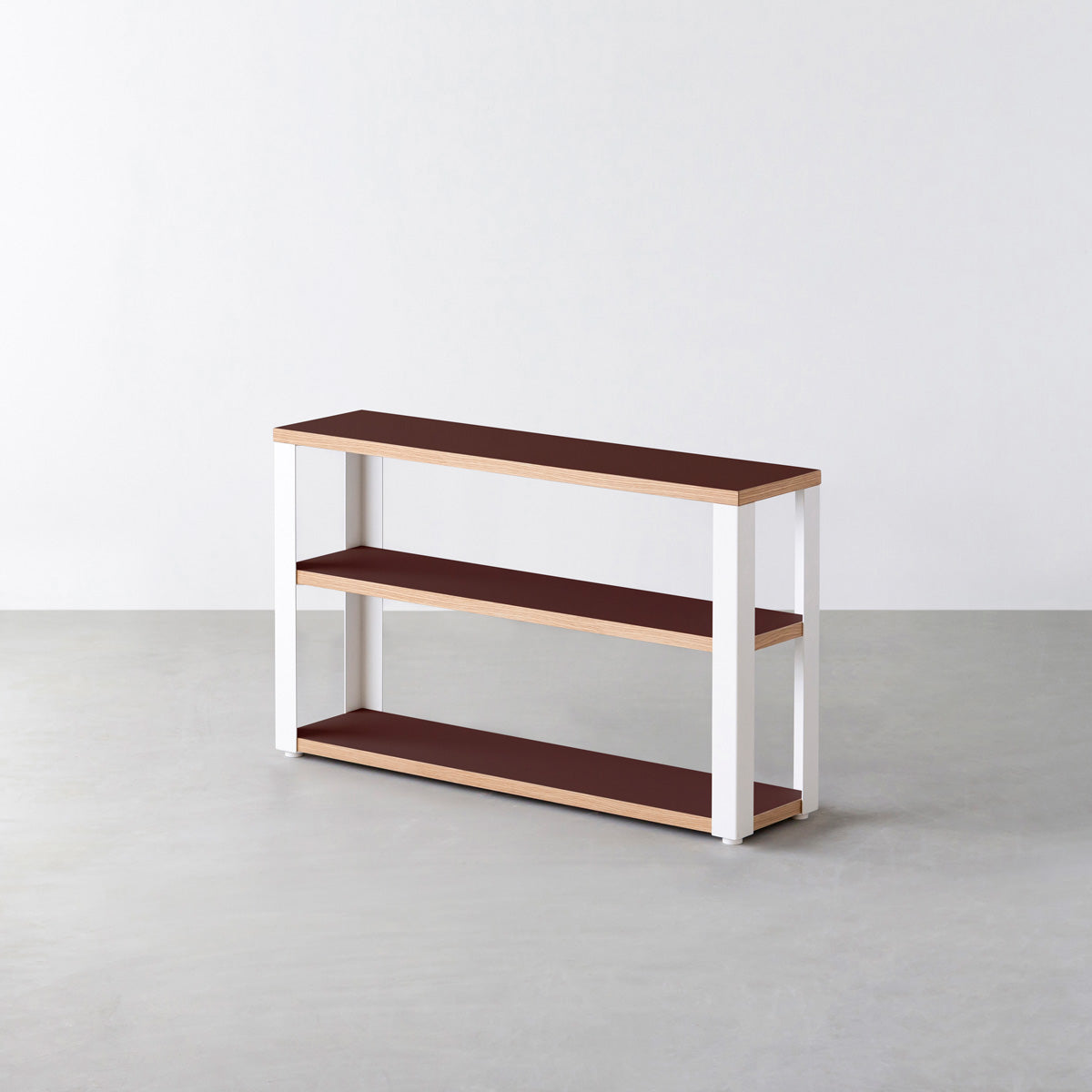 KanademonoのリノリウムBurgundy棚板とマットホワイト鉄脚のストレージシェルフ幅60~120cm（オーク）