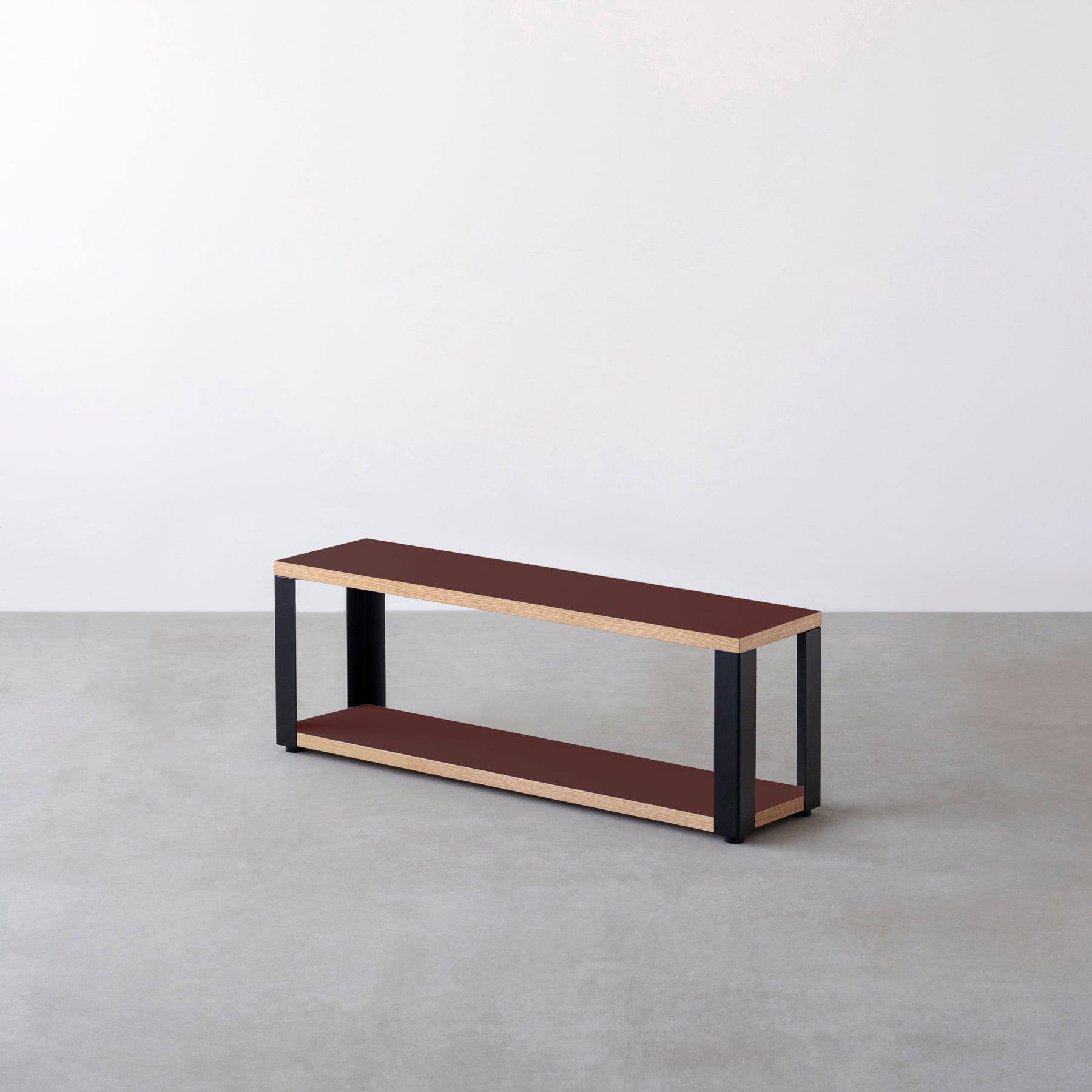 Kanademonoのリノリウム素材の棚板にブラックアイアンフレームを組み合わせた２段ストレージシェルフ /Burgundy