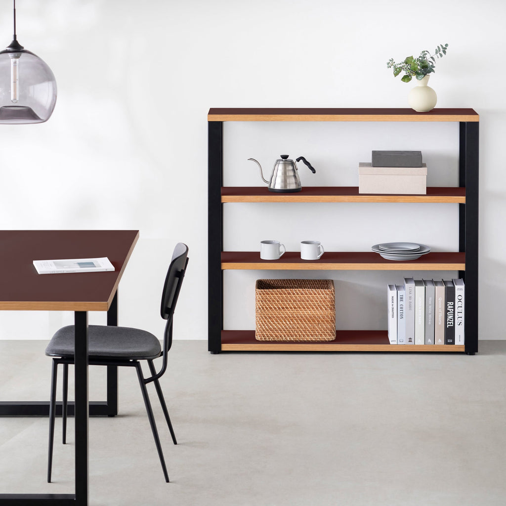 Kanademonoのリノリウム素材の棚板にブラックアイアンフレームを組み合わせた４段ストレージシェルフ /Burgundy（使用例）