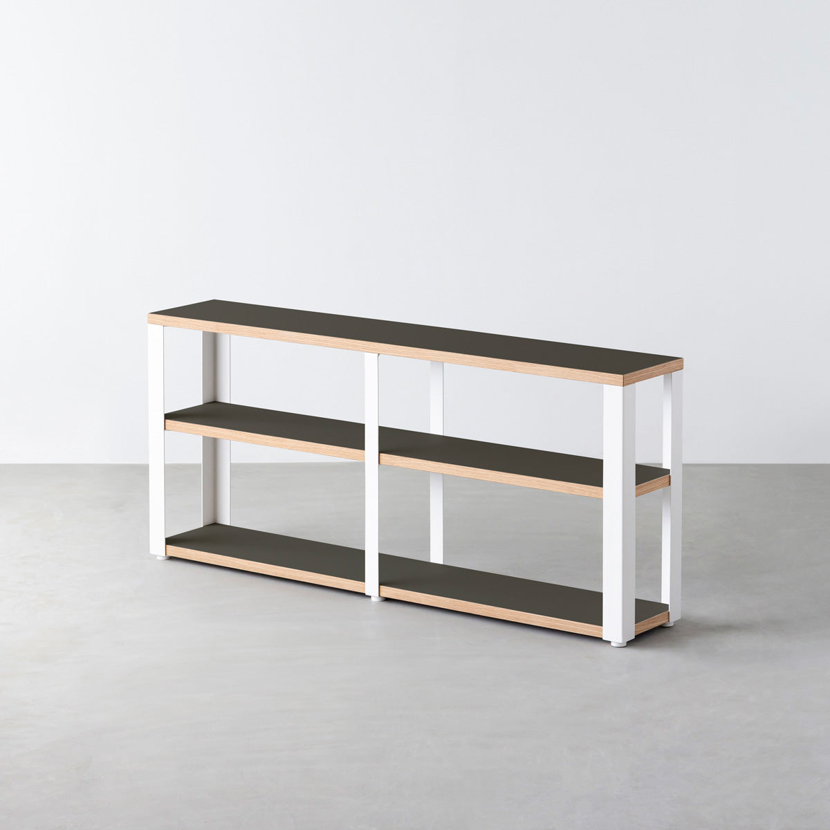 KanademonoのリノリウムIron棚板とマットホワイト鉄脚のストレージシェルフ幅121~160cm（オーク）