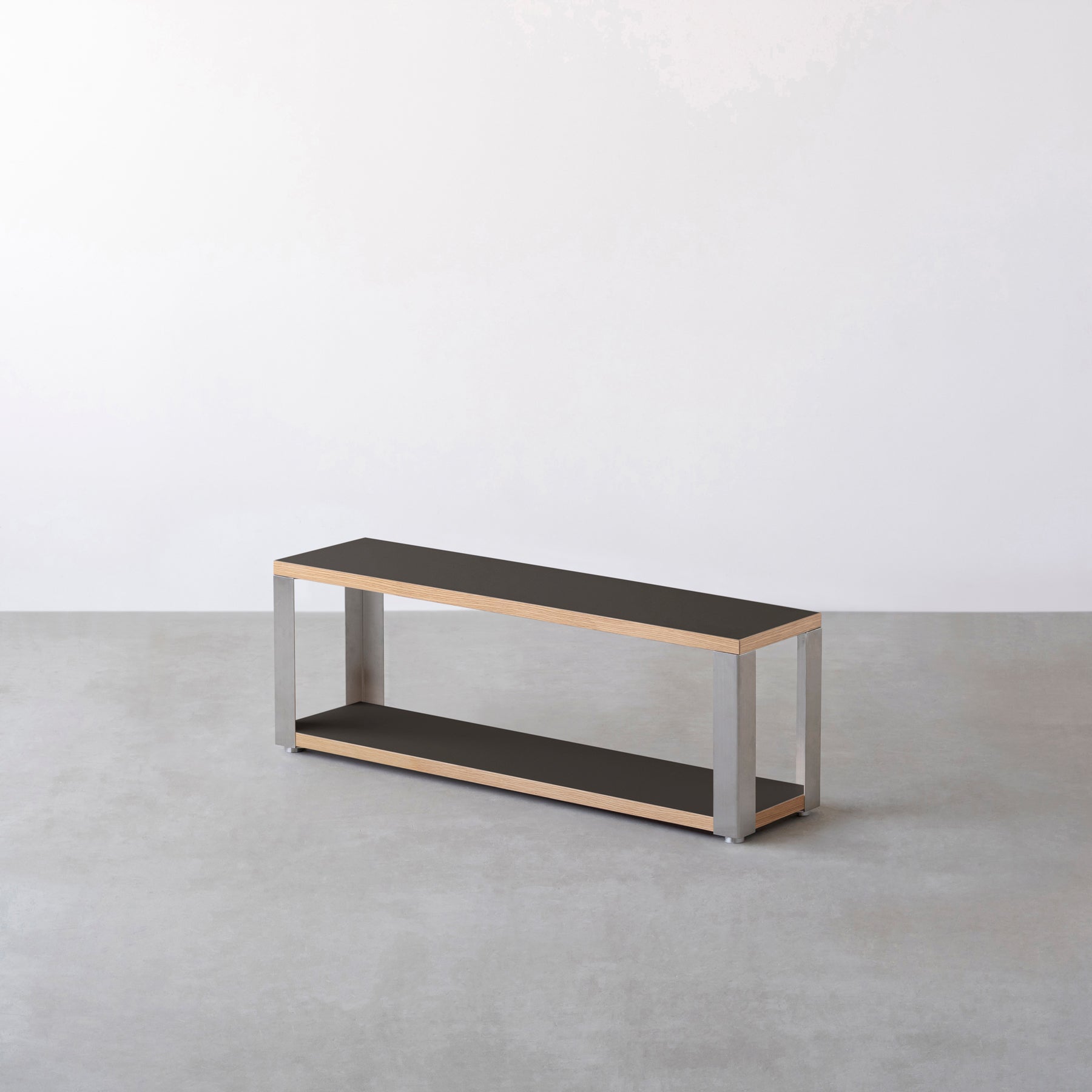 Kanademonoのリノリウム素材の棚板にステンレスフレームを組み合わせた２段ストレージシェルフ /Iron