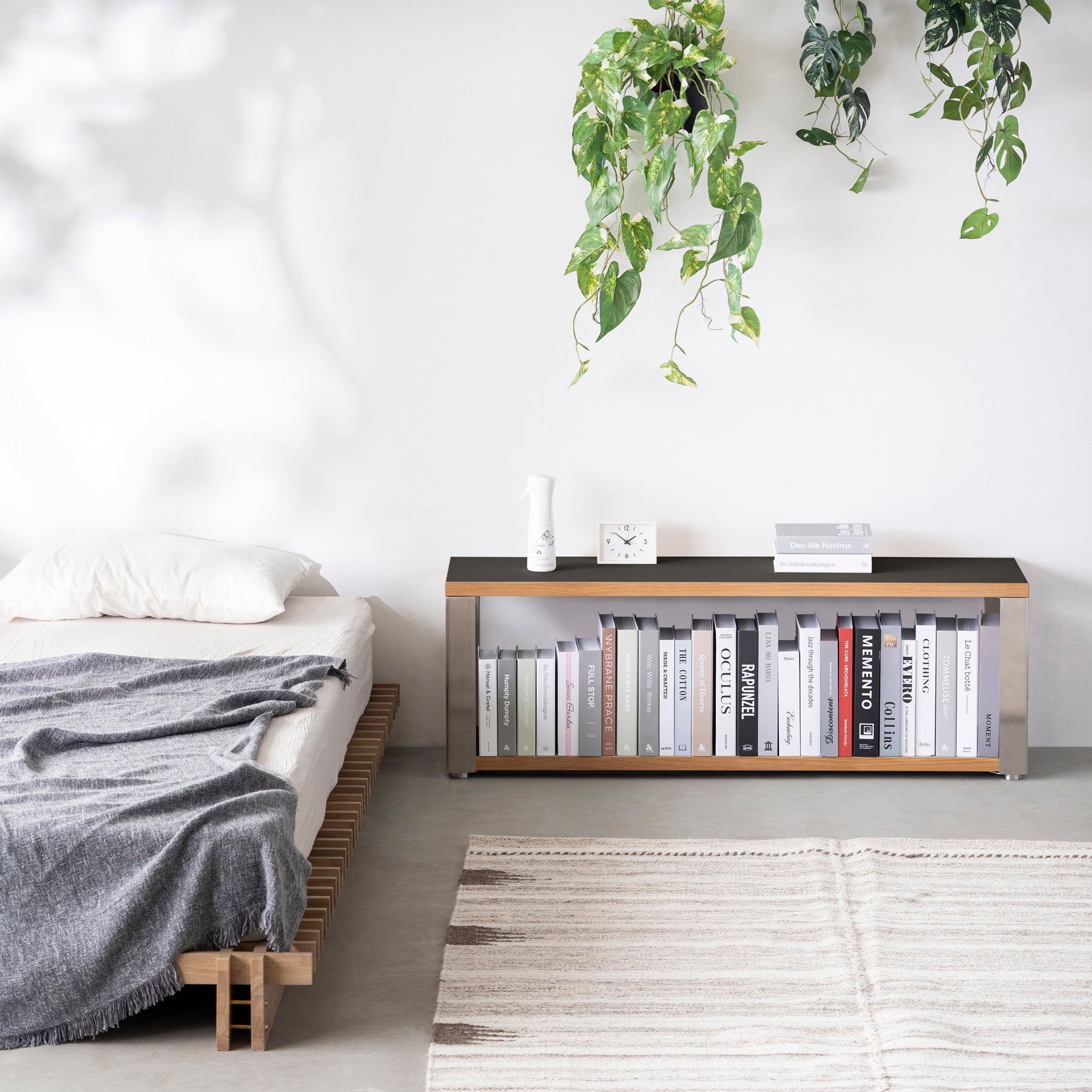 Kanademonoのリノリウム素材の棚板にステンレスフレームを組み合わせた２段ストレージシェルフ /Iron（使用例）