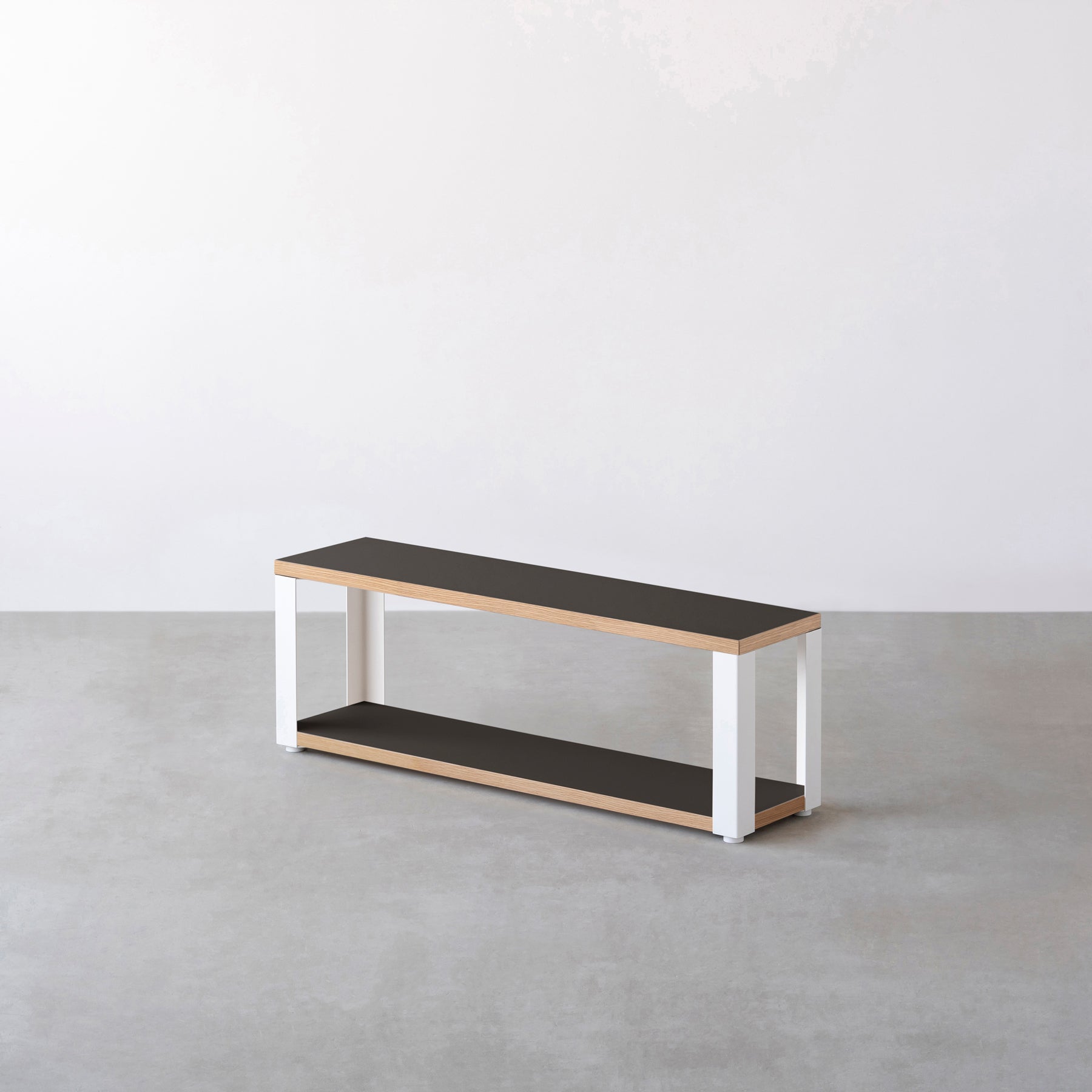 Kanademonoのリノリウム素材の棚板にホワイトのアイアンフレームを組み合わせた２段ストレージシェルフ /Iron