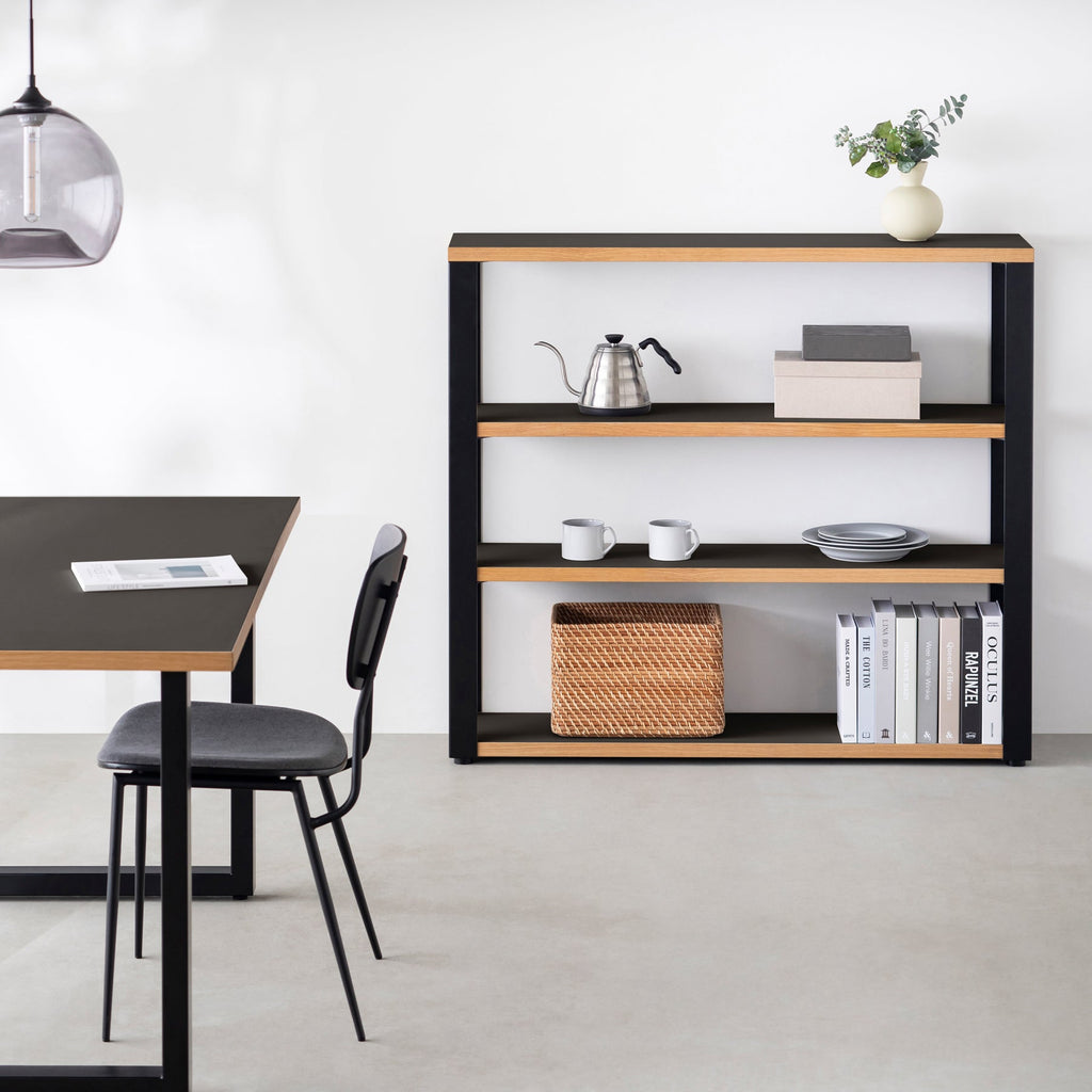 Kanademonoのリノリウム素材の棚板にブラックアイアンフレームを組み合わせた４段ストレージシェルフ /Iron（使用例）