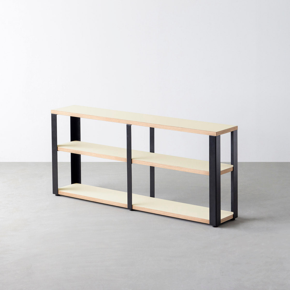KanademonoのリノリウムPearl棚板とマットブラック鉄脚のストレージシェルフ幅121~160cm（オーク）