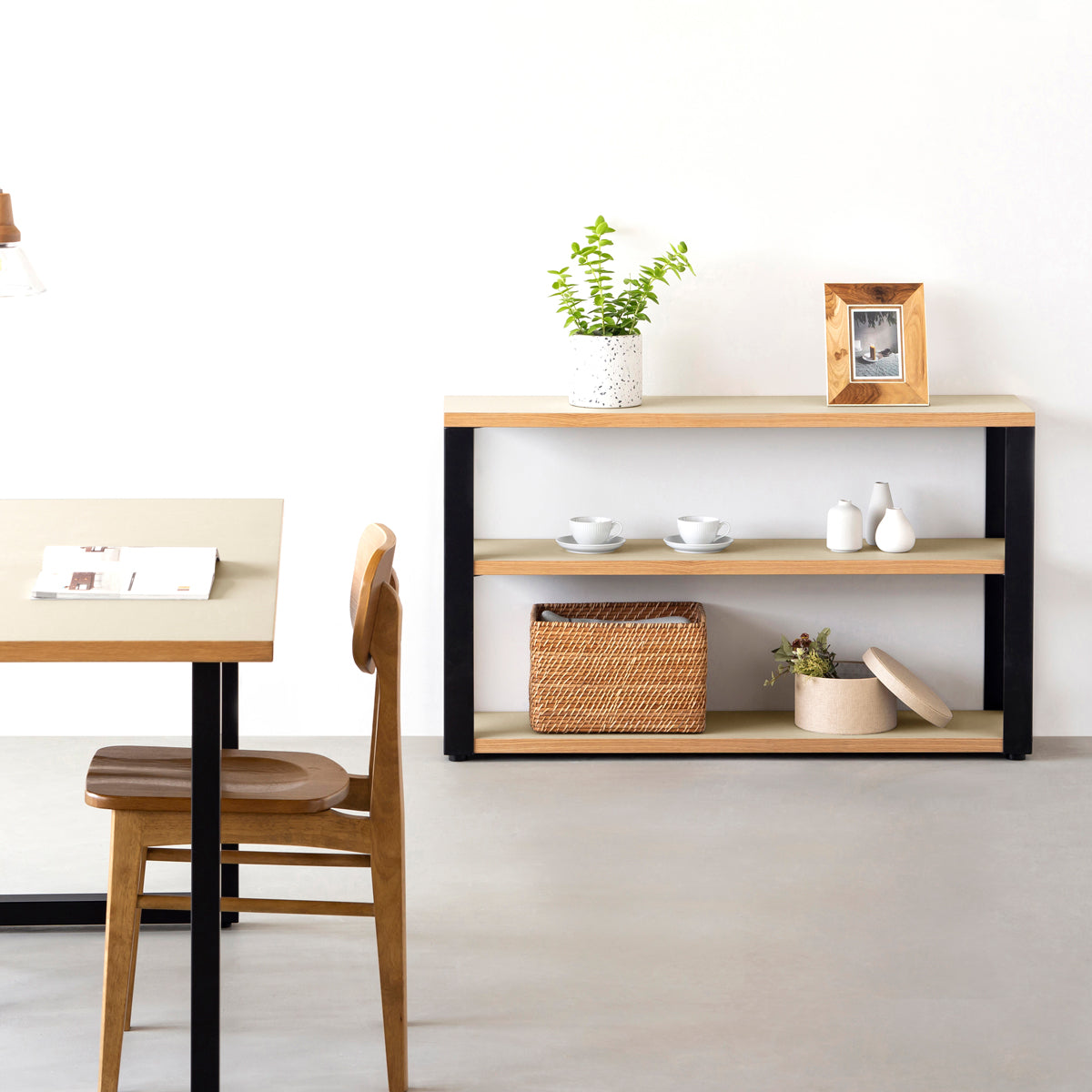 KanademonoのリノリウムPearl棚板とマットブラック鉄脚のストレージシェルフ幅60~120cm（使用例）
