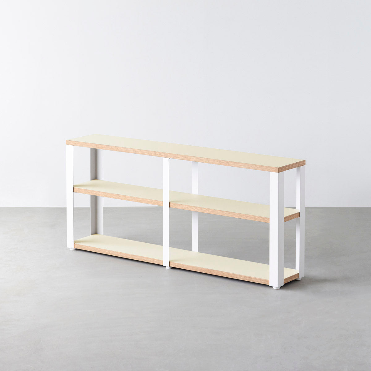 KanademonoのリノリウムPearl棚板とマットホワイト鉄脚のストレージシェルフ幅121~160cm（オーク）