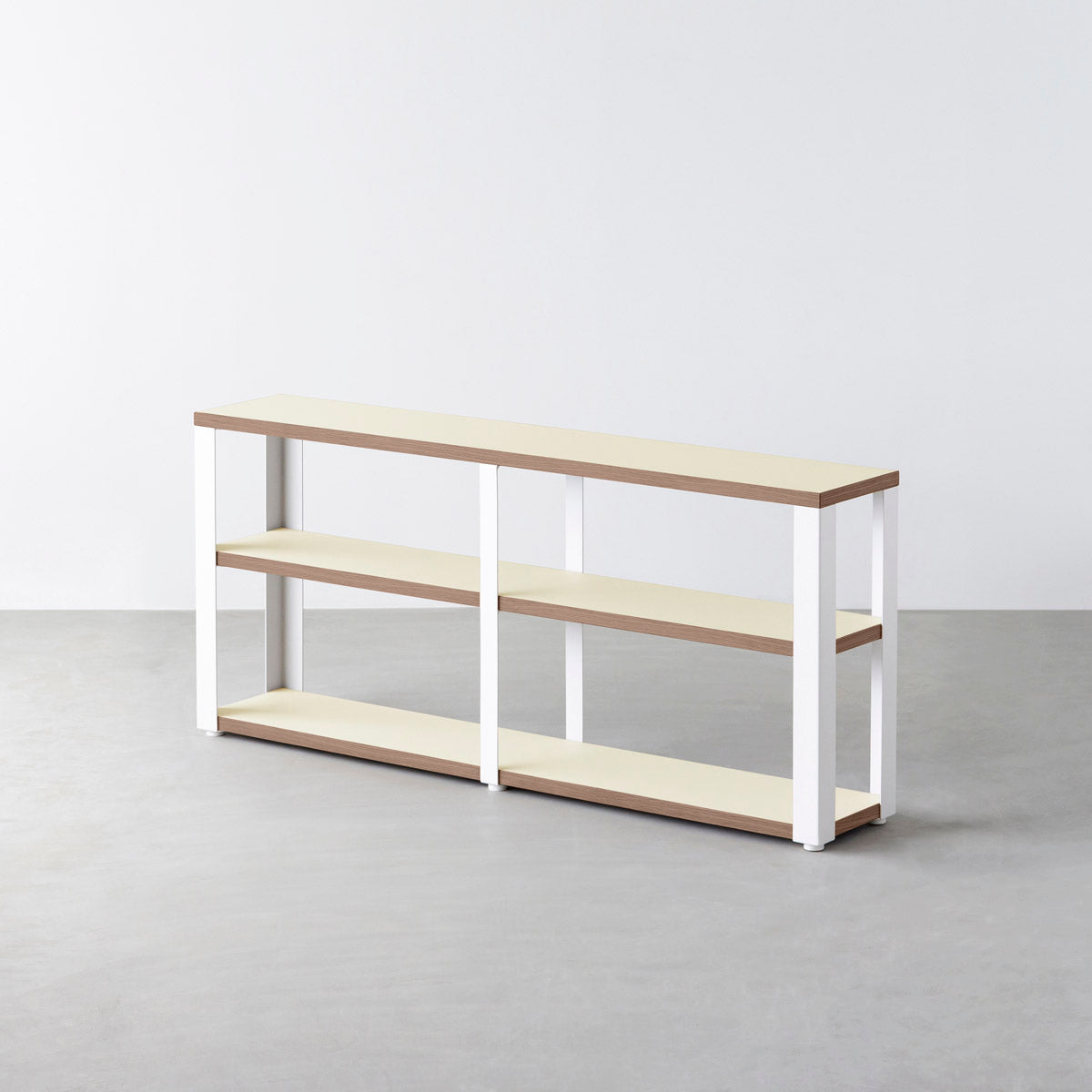 KanademonoのリノリウムPearl棚板とマットホワイト鉄脚のストレージシェルフ幅121~160cm（ウォルナット）