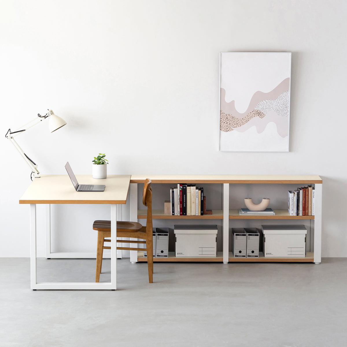 KanademonoのリノリウムPearl棚板とマットホワイト鉄脚のストレージシェルフ幅121~160cm（使用例）