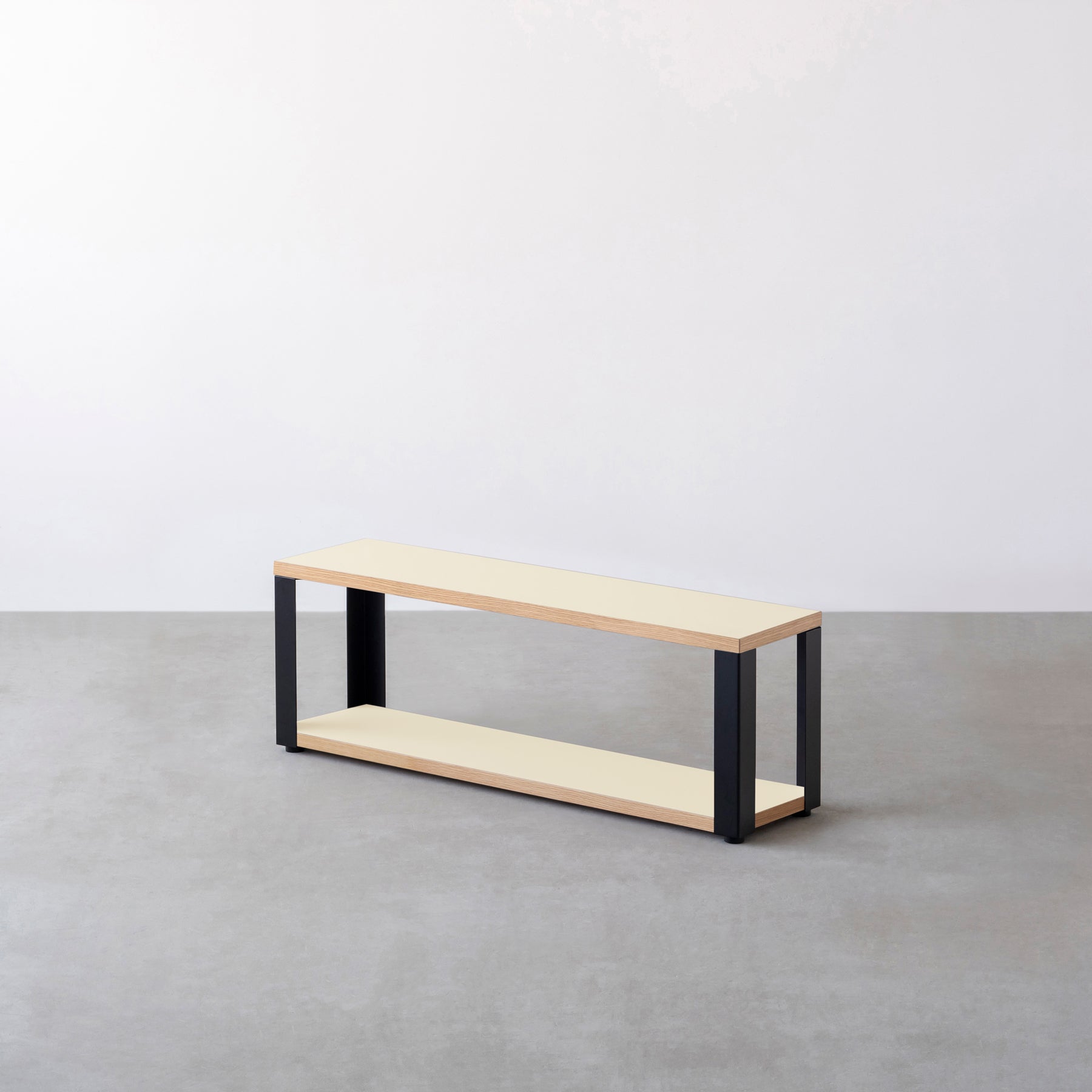 Kanademonoのリノリウム素材の棚板にブラックアイアンフレームを組み合わせた２段ストレージシェルフ /Pearl