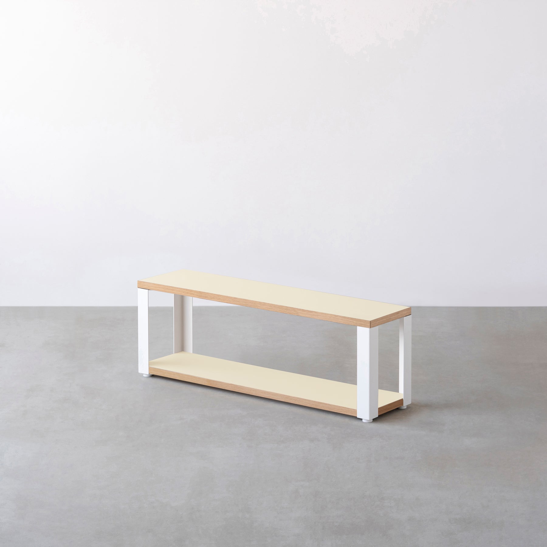 Kanademonoのリノリウム素材の棚板にホワイトのアイアンフレームを組み合わせた２段ストレージシェルフ /Pearl