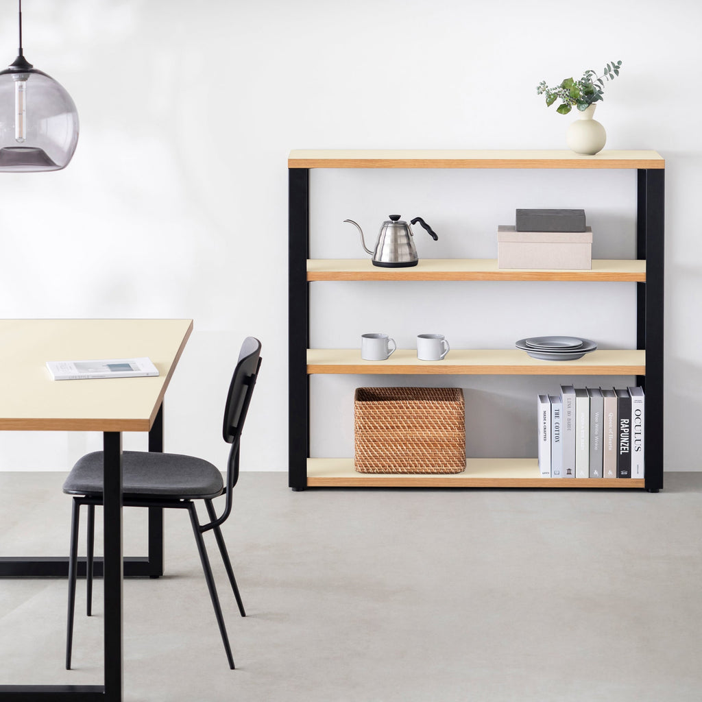 Kanademonoのリノリウム素材の棚板にブラックアイアンフレームを組み合わせた４段ストレージシェルフ /Pearl（使用例）