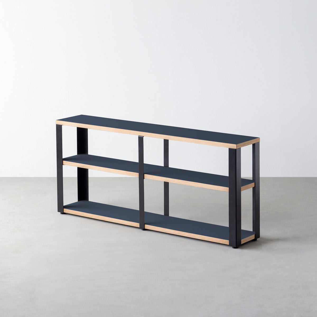 KanademonoのリノリウムSmokey_blue棚板とマットブラック鉄脚のストレージシェルフ幅121~160cm（オーク）