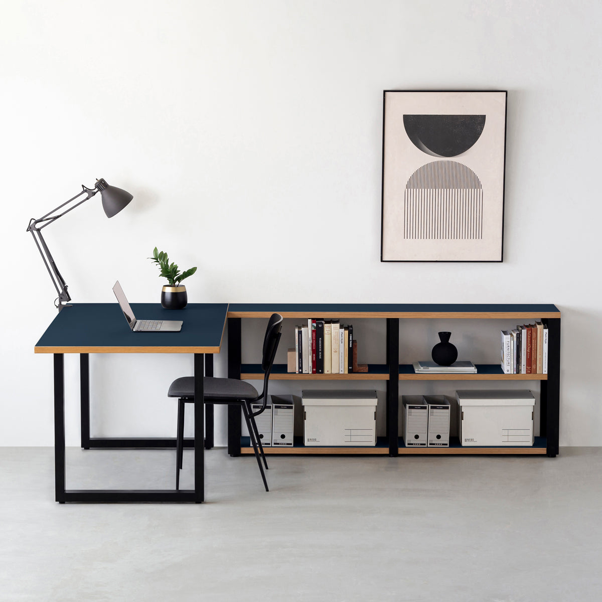 KanademonoのリノリウムSmokey_blue棚板とマットブラック鉄脚のストレージシェルフ幅121~160cm（使用例）