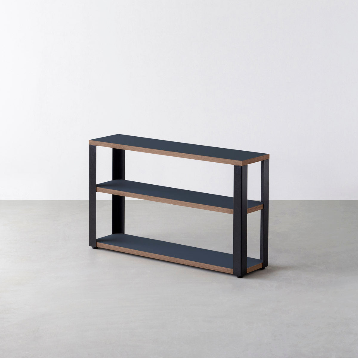 KanademonoのリノリウムSmokey_blue棚板とマットブラック鉄脚のストレージシェルフ幅60~120cm（ウォルナット）