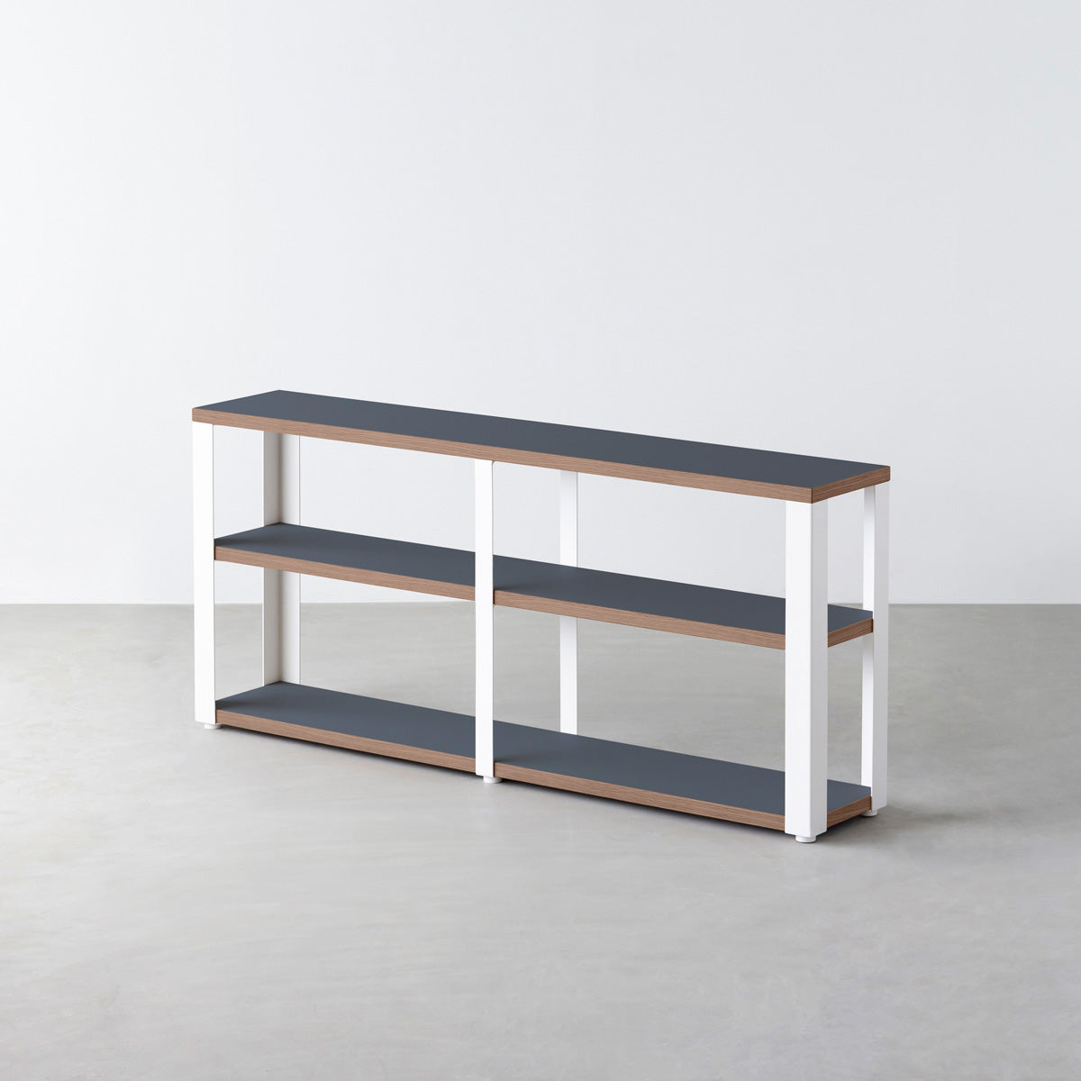 KanademonoのリノリウムSmokey_blue棚板とマットホワイト鉄脚のストレージシェルフ幅121~160cm（ウォルナット）