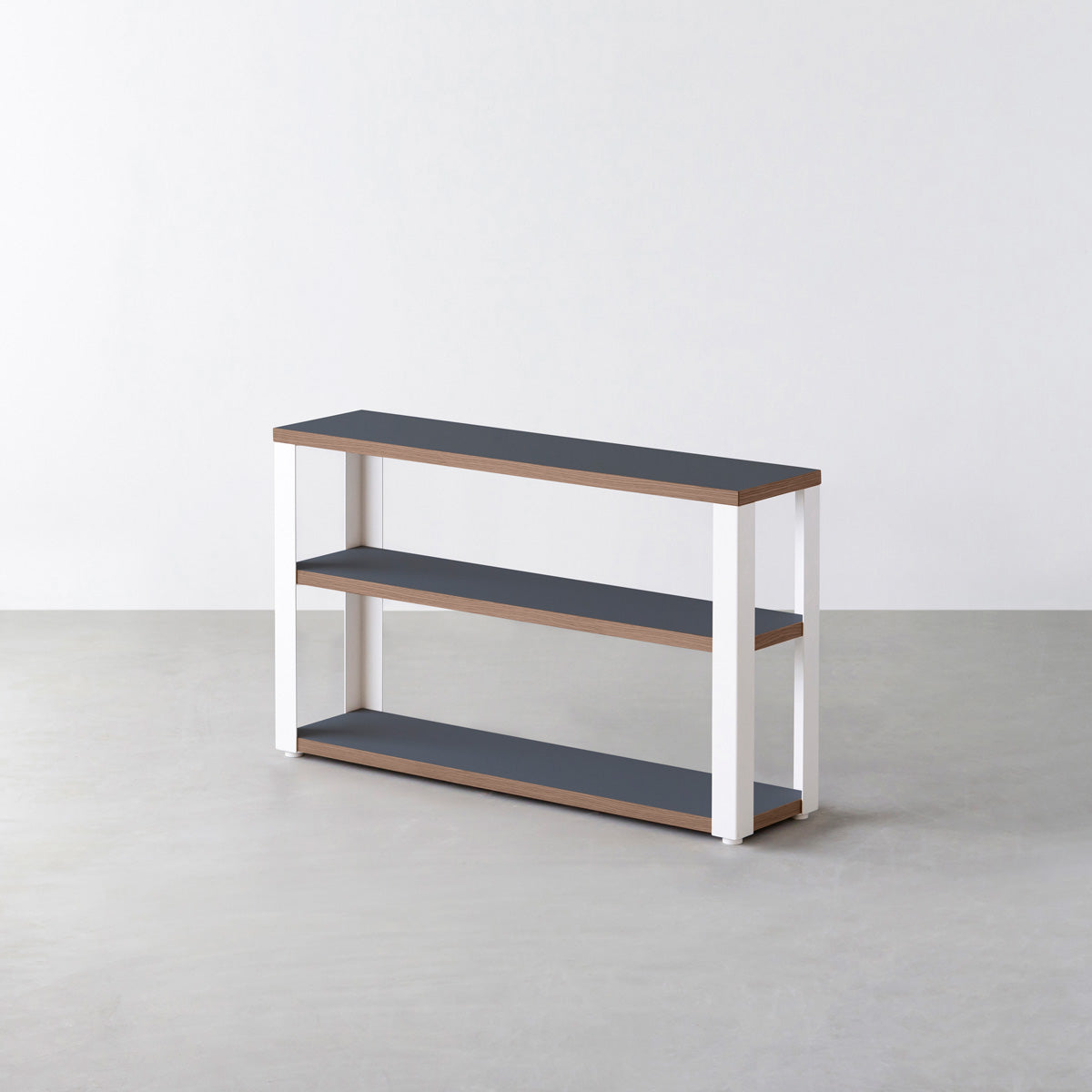 KanademonoのリノリウムSmokey_blue棚板とマットホワイト鉄脚のストレージシェルフ幅60~120cm（オーク）