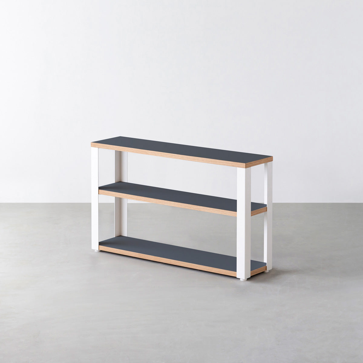 KanademonoのリノリウムSmokey_blue棚板とマットホワイト鉄脚のストレージシェルフ幅60~120cm（ウォルナット）