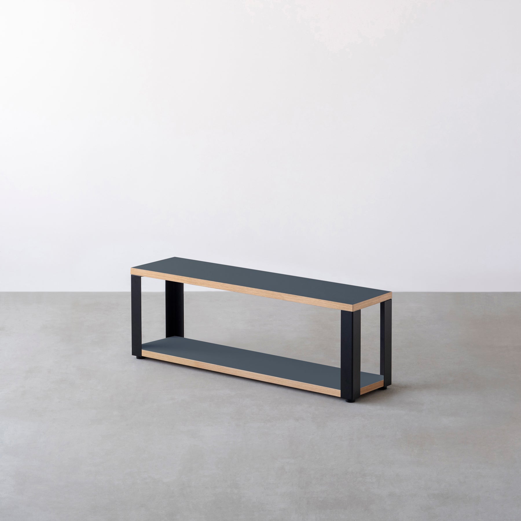 Kanademonoのリノリウム素材の棚板にブラックアイアンフレームを組み合わせた２段ストレージシェルフ /Smokey_blue