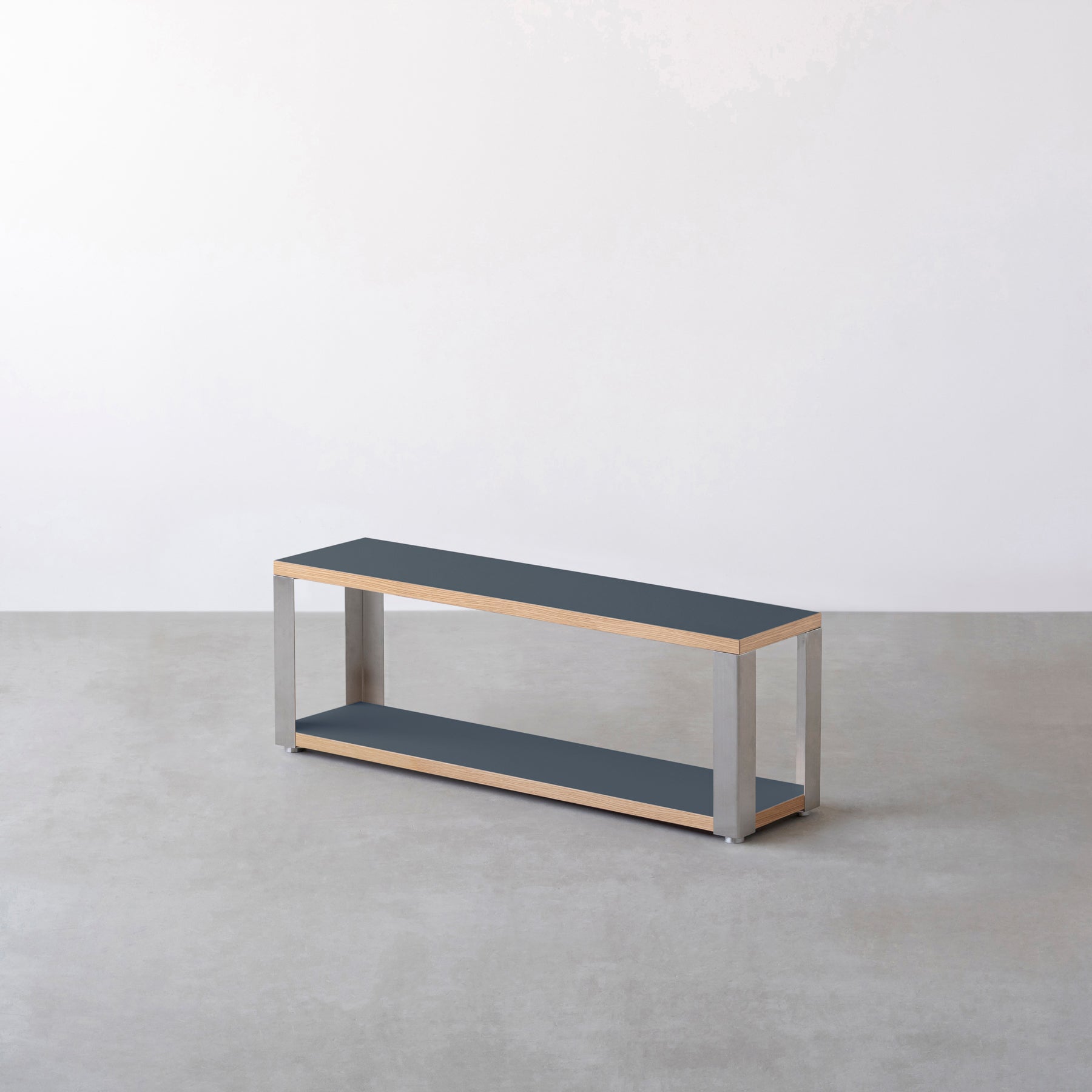 Kanademonoのリノリウム素材の棚板にステンレスフレームを組み合わせた２段ストレージシェルフ /Smokey_blue