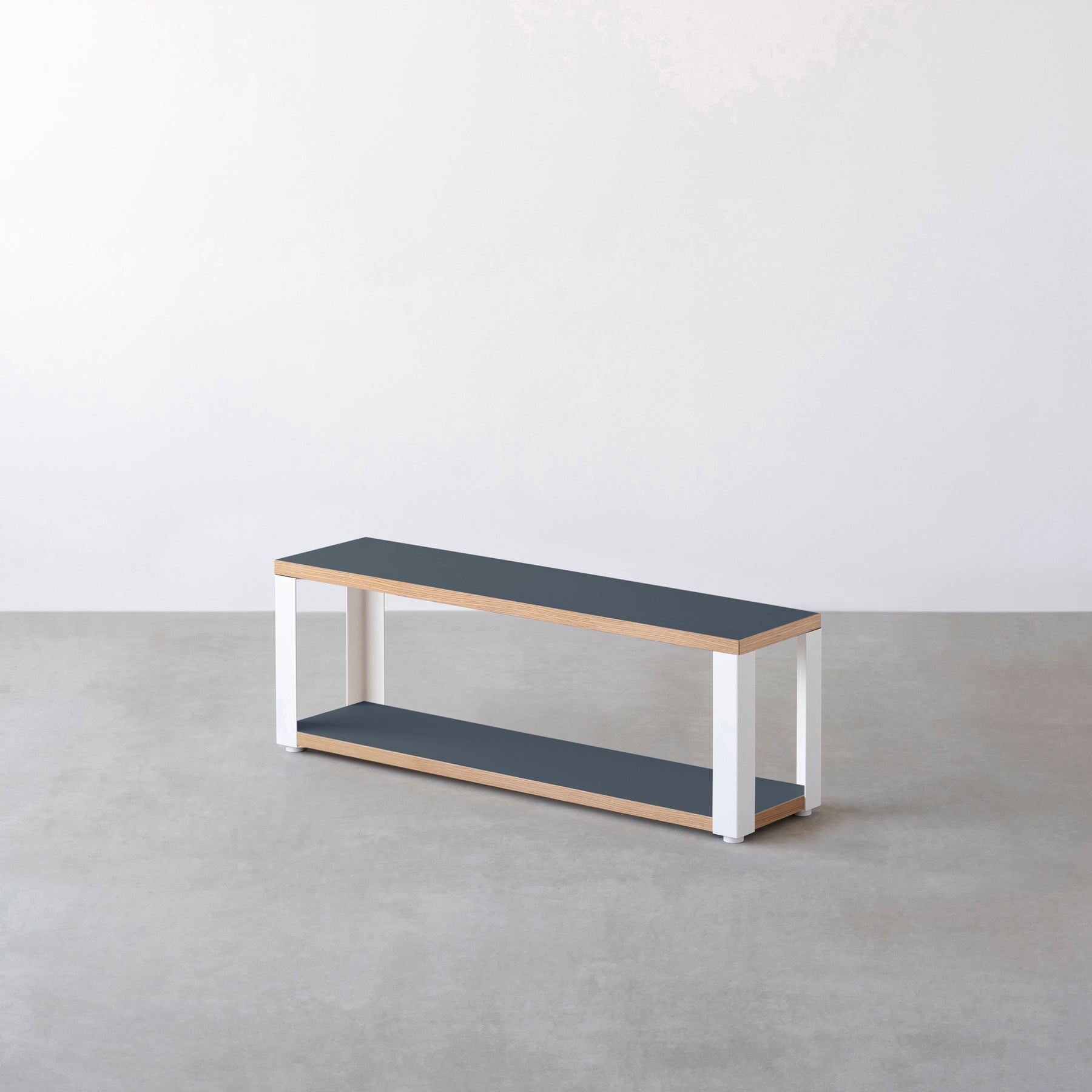 Kanademonoのリノリウム素材の棚板にホワイトのアイアンフレームを組み合わせた２段ストレージシェルフ /Smokey_blue