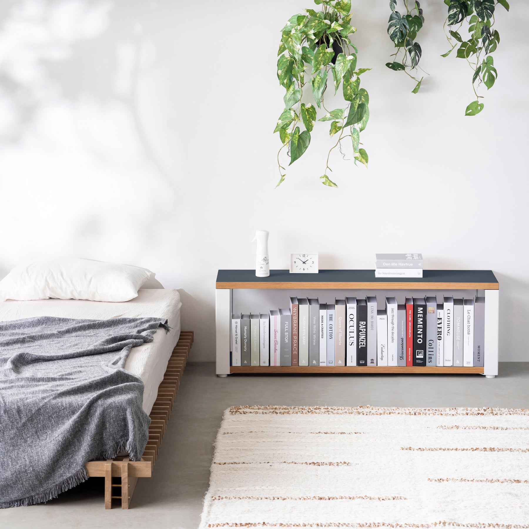 Kanademonoのリノリウム素材の棚板にホワイトのアイアンフレームを組み合わせた２段ストレージシェルフ /Smokey_blue（使用例）