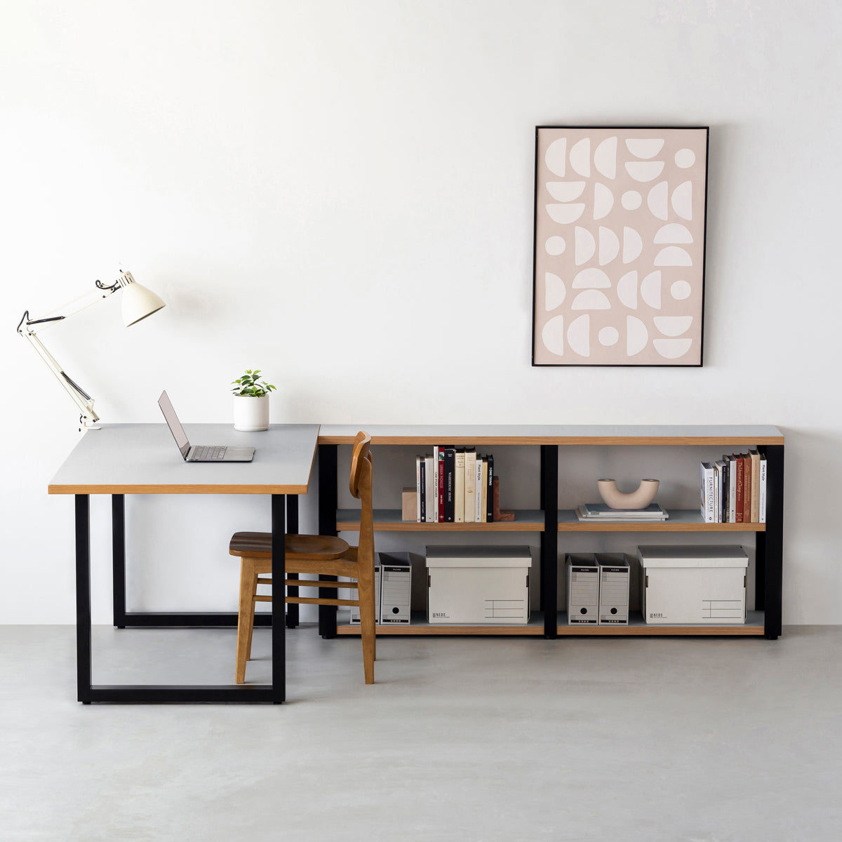 KanademonoのリノリウムVapour棚板とマットブラック鉄脚のストレージシェルフ幅121~160cm（使用例）