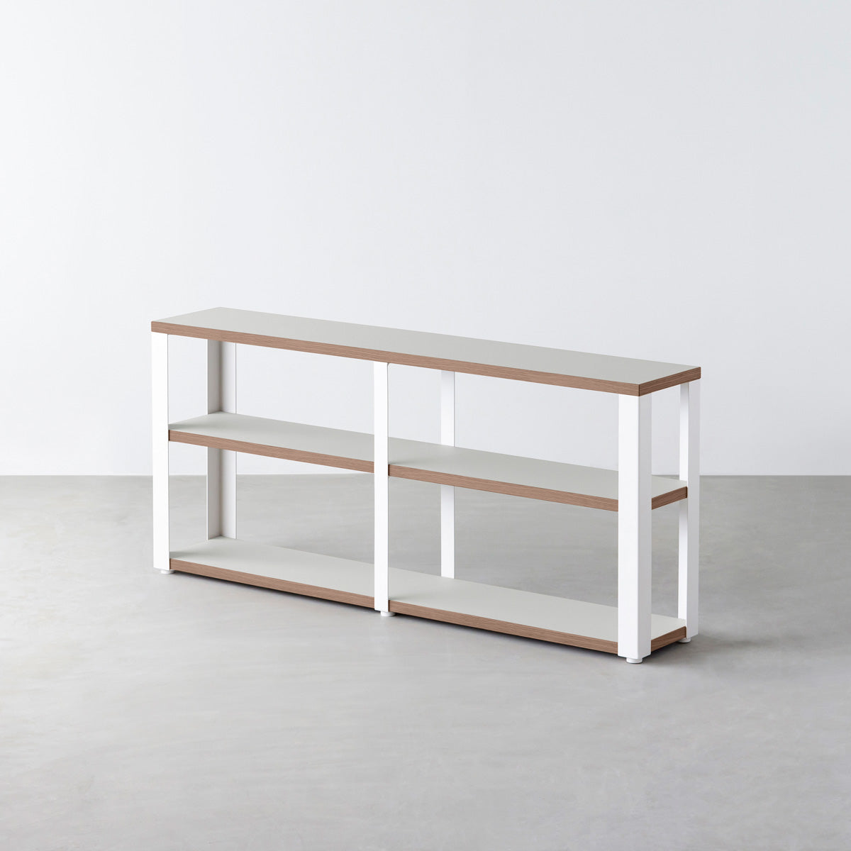 KanademonoのリノリウムVapour棚板とマットホワイト鉄脚のストレージシェルフ幅121~160cm（ウォルナット）