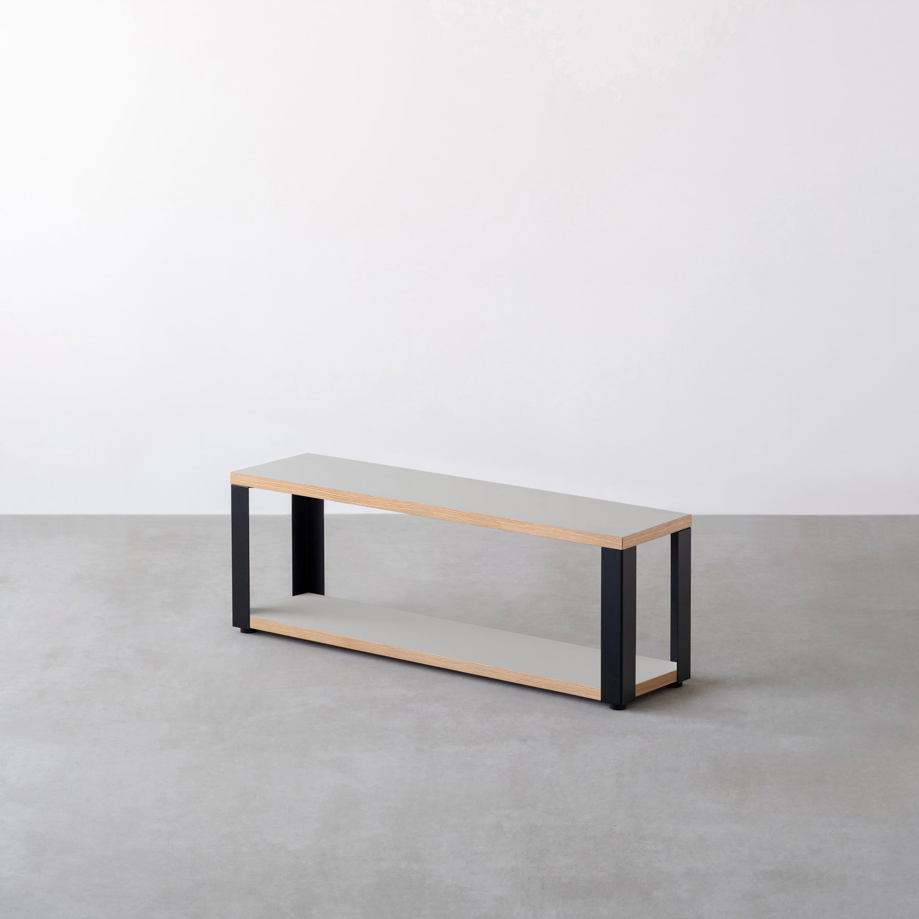 Kanademonoのリノリウム素材の棚板にブラックアイアンフレームを組み合わせた２段ストレージシェルフ /Vapour