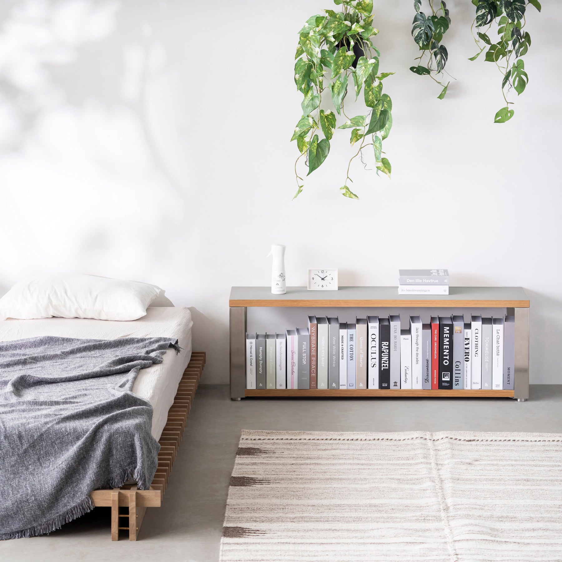 Kanademonoのリノリウム素材の棚板にステンレスフレームを組み合わせた２段ストレージシェルフ /Vapour（使用例）