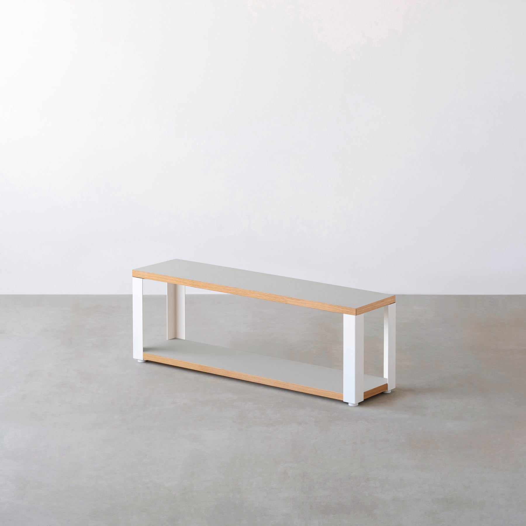 Kanademonoのリノリウム素材の棚板にホワイトのアイアンフレームを組み合わせた２段ストレージシェルフ /Vapour