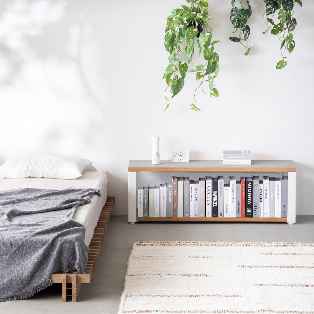 Kanademonoのリノリウム素材の棚板にホワイトのアイアンフレームを組み合わせた２段ストレージシェルフ /Vapour（使用例）