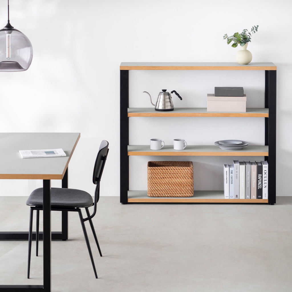 Kanademonoのリノリウム素材の棚板にブラックアイアンフレームを組み合わせた４段ストレージシェルフ /Vapour（使用例）