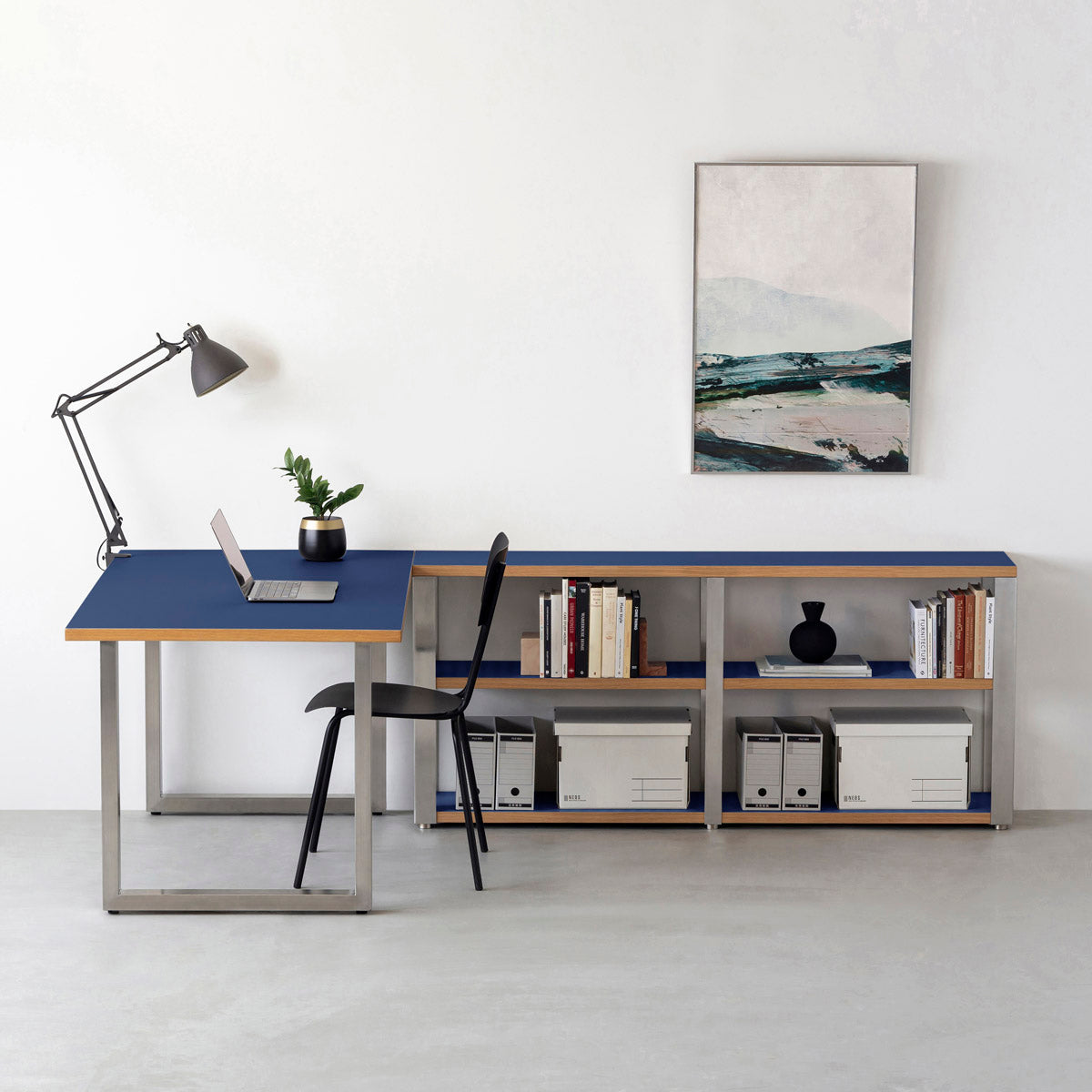 KanademonoのリノリウムMidnight_blue棚板とマットブラック鉄脚のストレージシェルフ幅121~160cm（使用例）